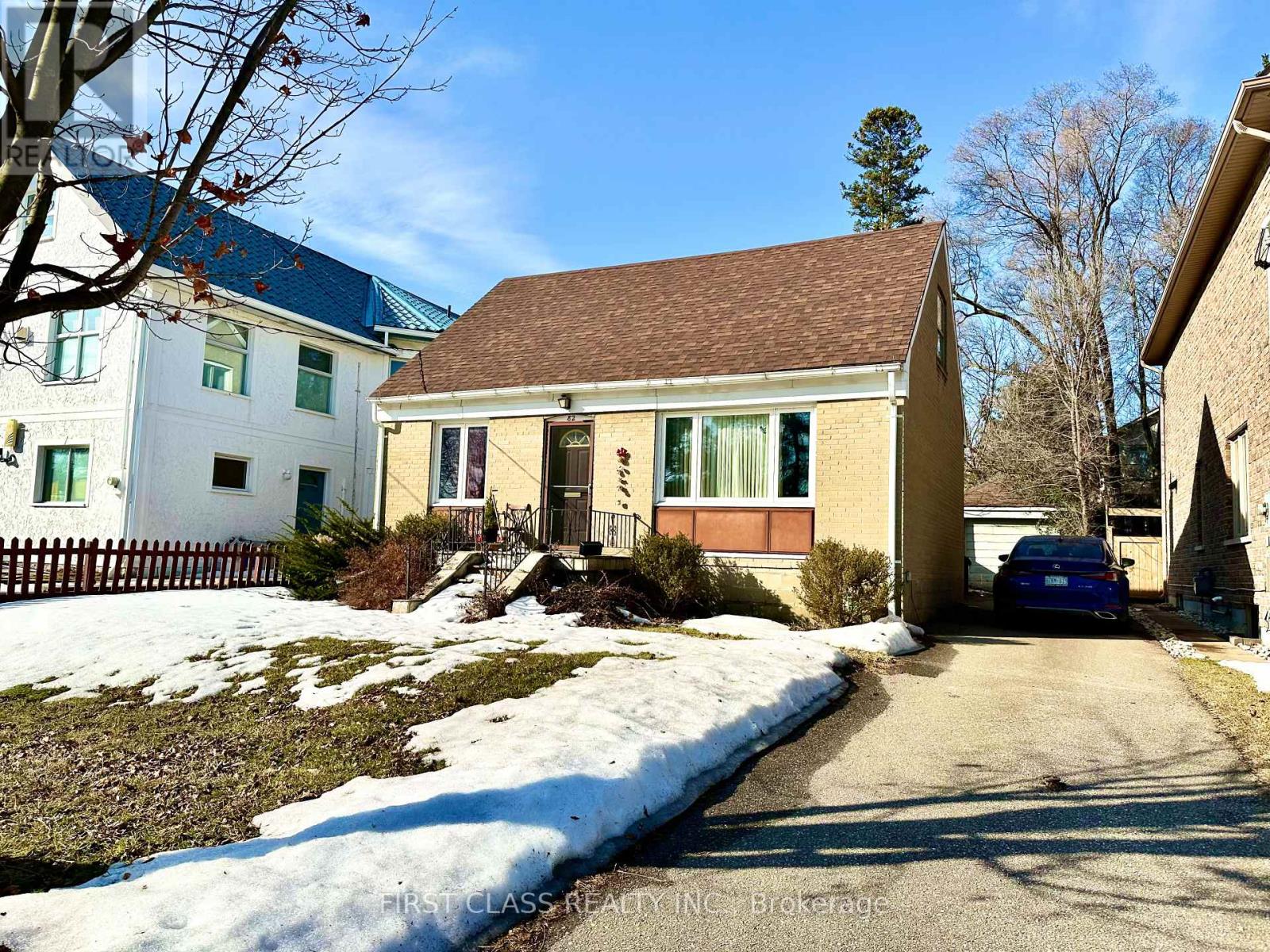 82 Hillcroft Drive, Toronto, Ontario  M9B 4X9 - Photo 2 - W12531674