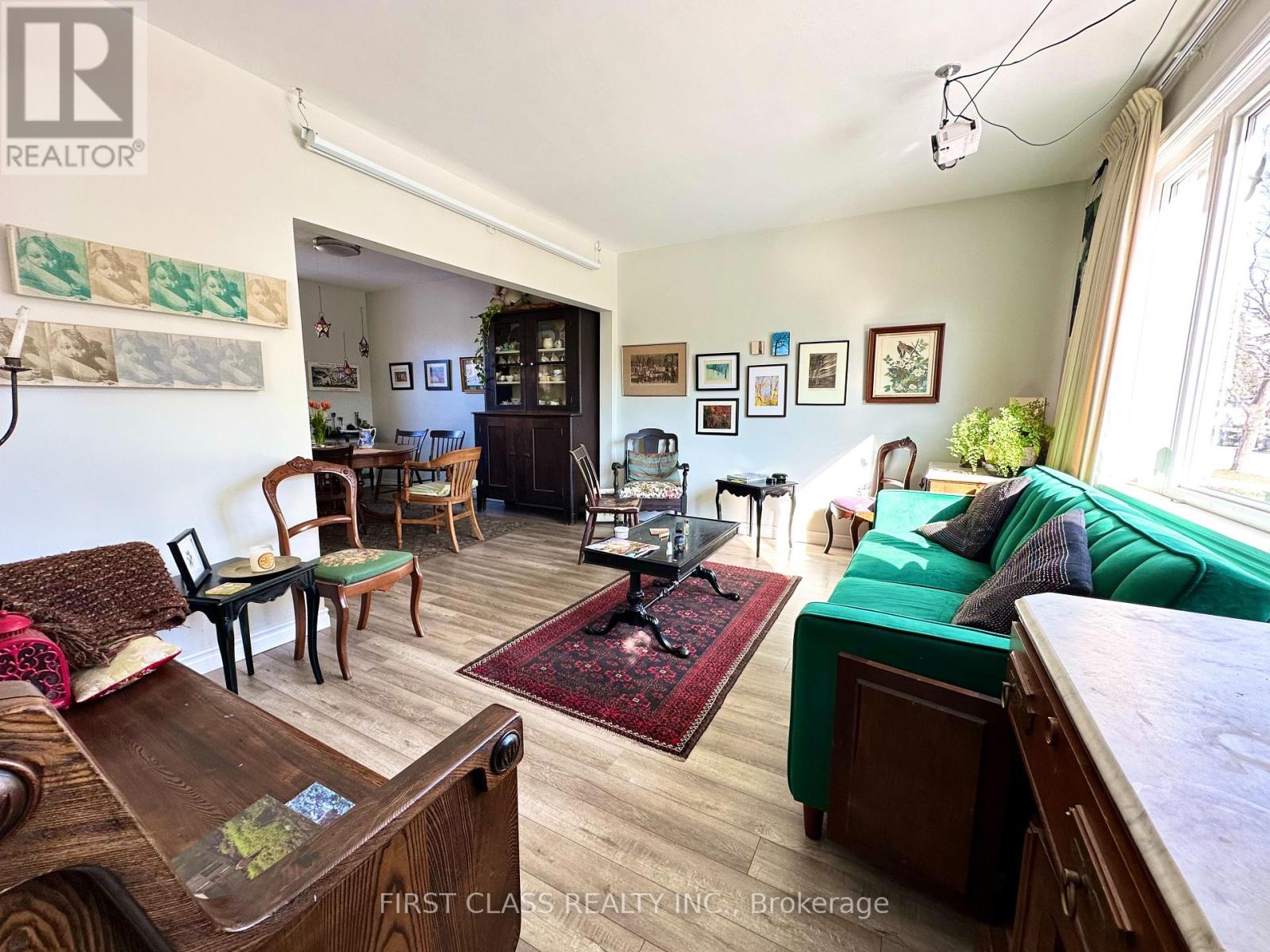 82 Hillcroft Drive, Toronto, Ontario  M9B 4X9 - Photo 3 - W12531674