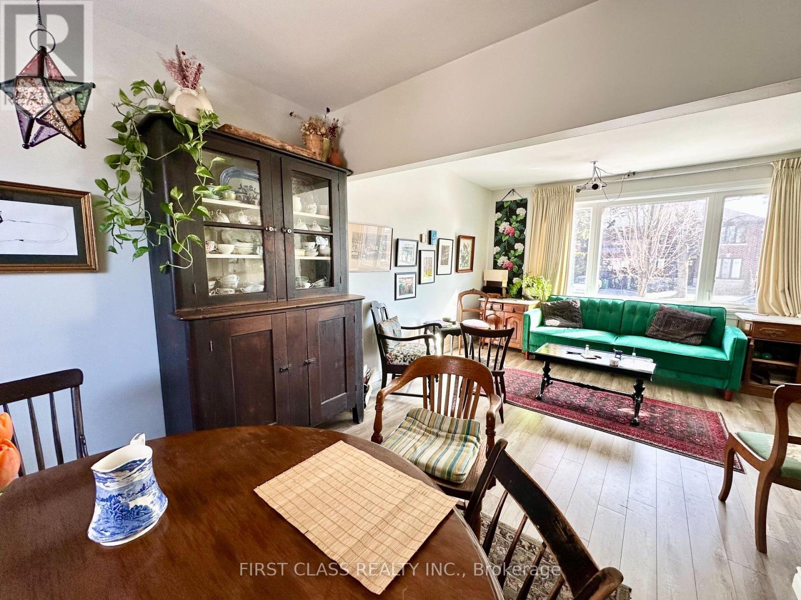 82 Hillcroft Drive, Toronto, Ontario  M9B 4X9 - Photo 4 - W12531674