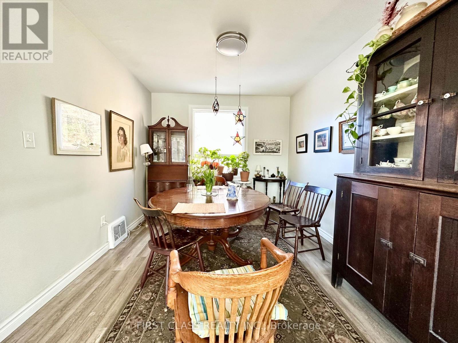 82 Hillcroft Drive, Toronto, Ontario  M9B 4X9 - Photo 5 - W12531674