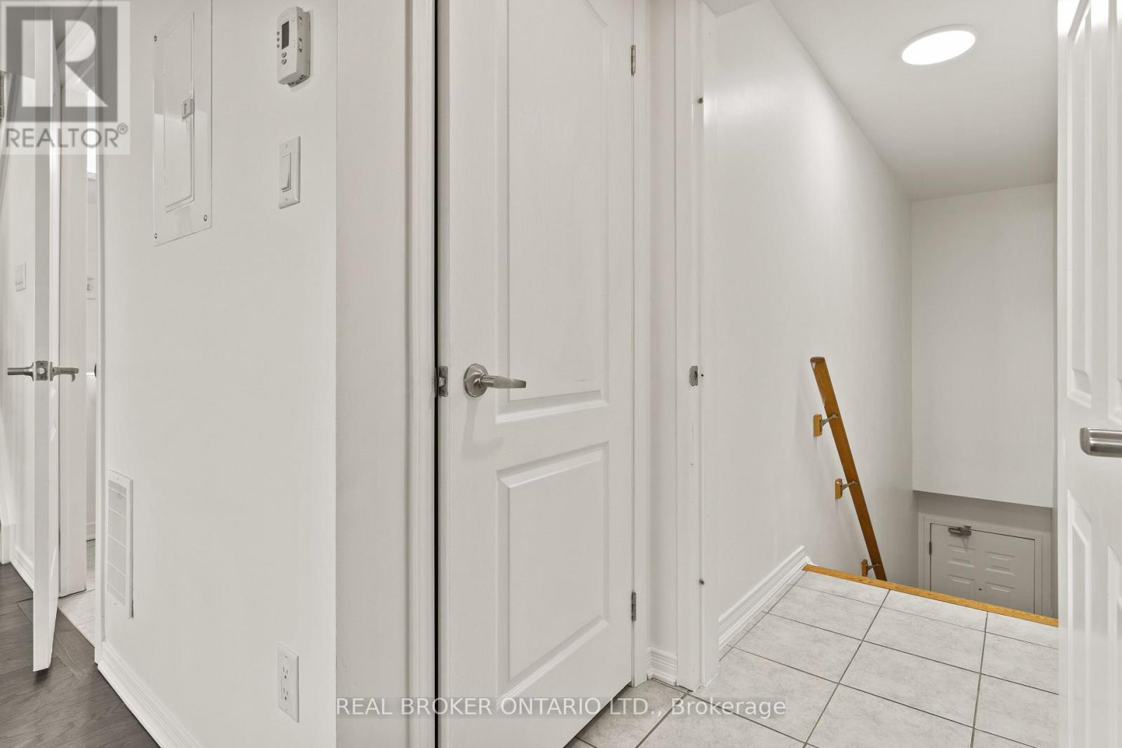 42 - 2441 Greenwich Drive N, Oakville, Ontario  L6M 0S3 - Photo 2 - W12531676