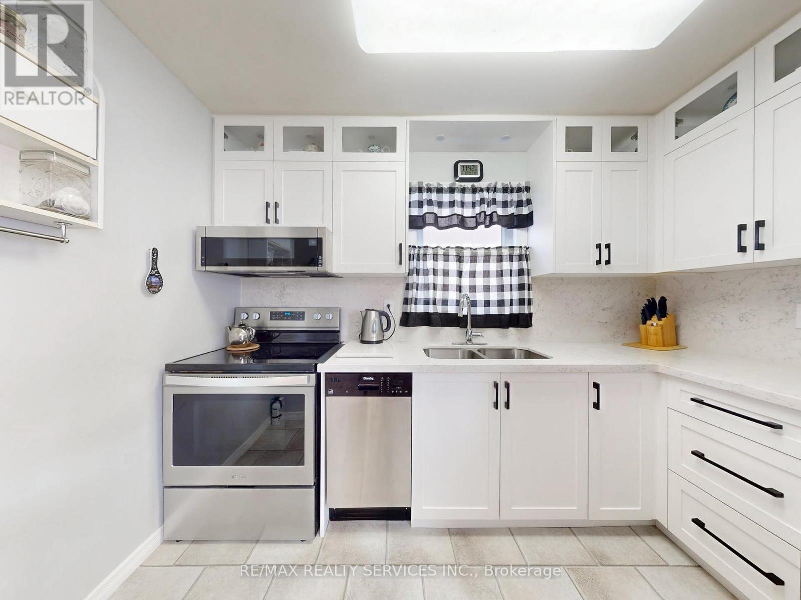 2 Grove Park Square, Brampton, Ontario  L6S 2K3 - Photo 10 - W12531688