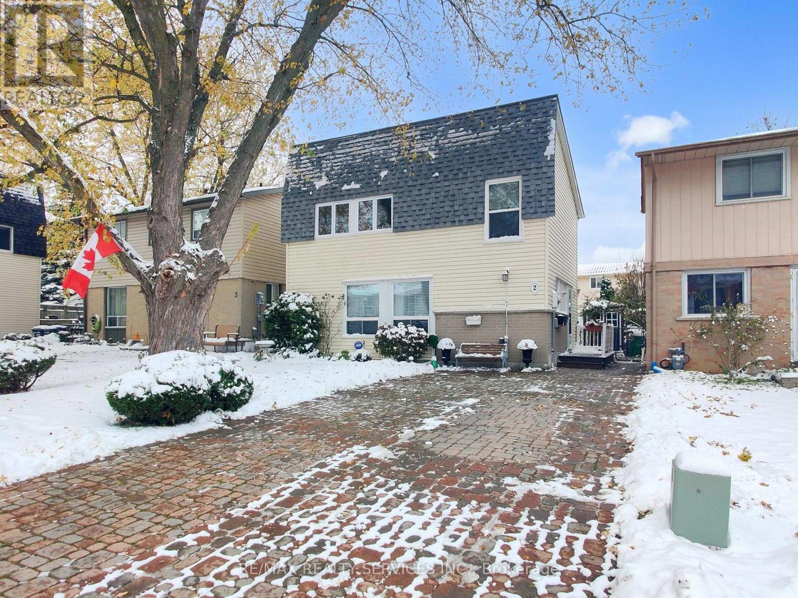 2 Grove Park Square, Brampton, Ontario  L6S 2K3 - Photo 2 - W12531688