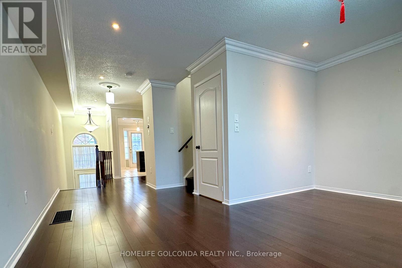 55 - 601 Shoreline Drive, Mississauga, Ontario  L5B 4K2 - Photo 2 - W12531704