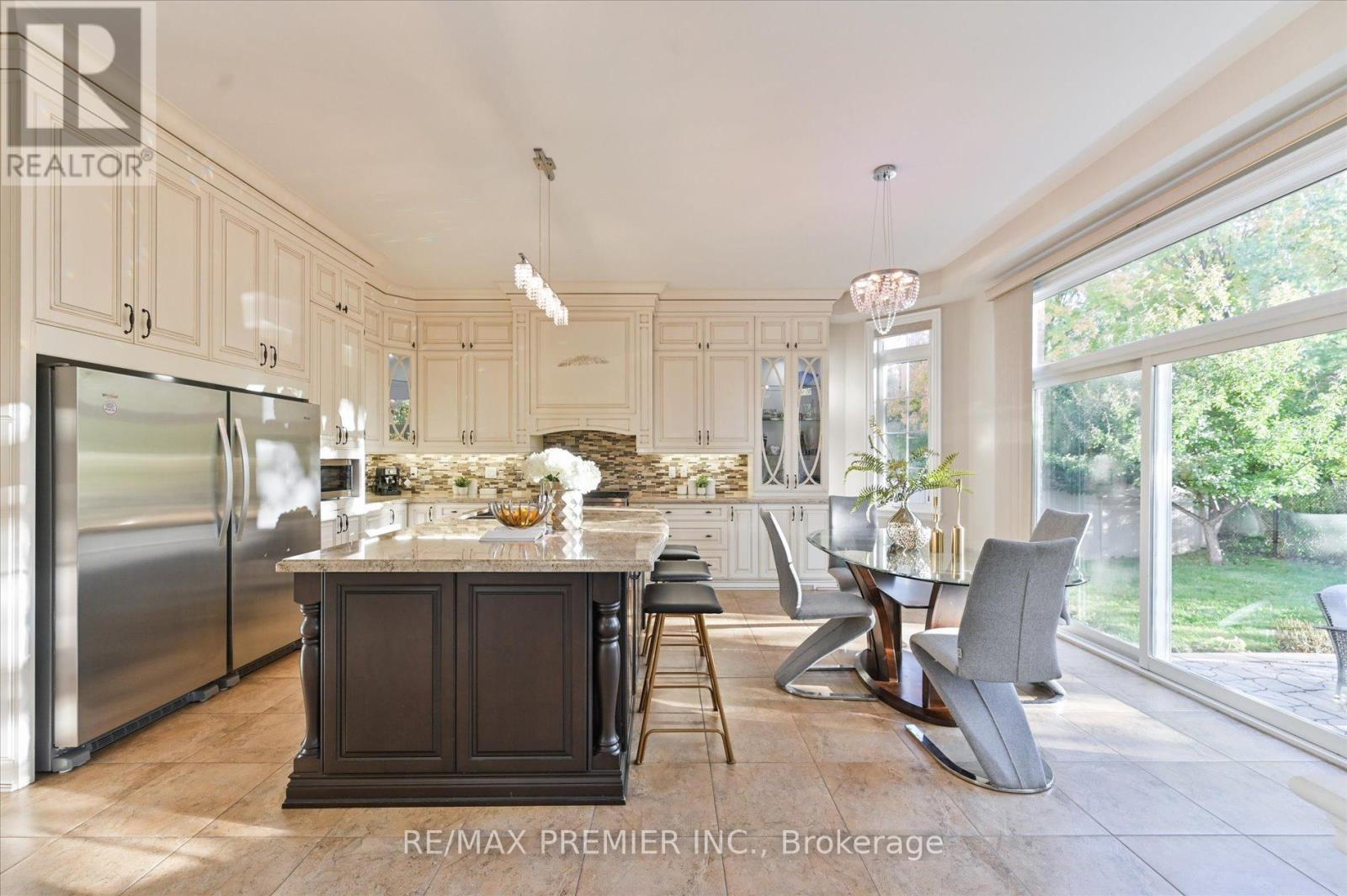 64 Heintzman Crescent, Vaughan, Ontario L6A 4T1 - Photo 9 - N12465458