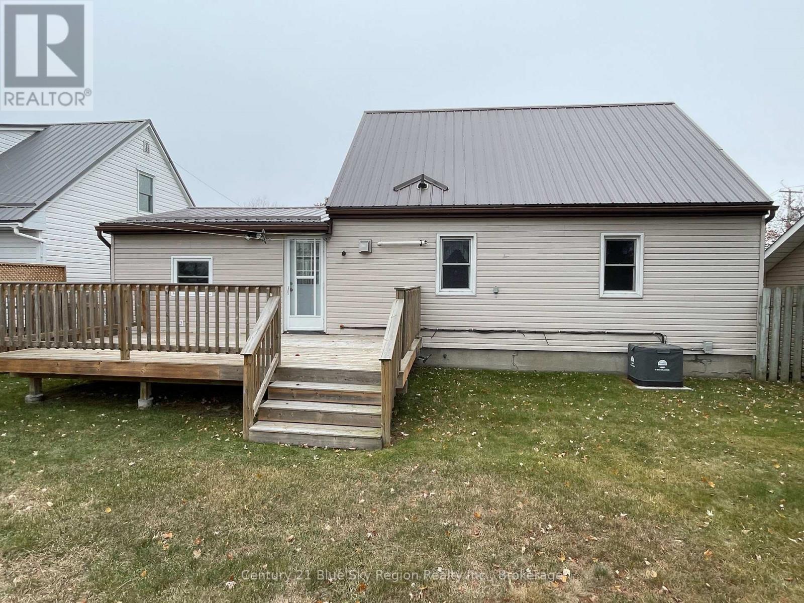 207 Lee Avenue, North Bay, Ontario P1A 2K4 - Photo 2 - X12531870