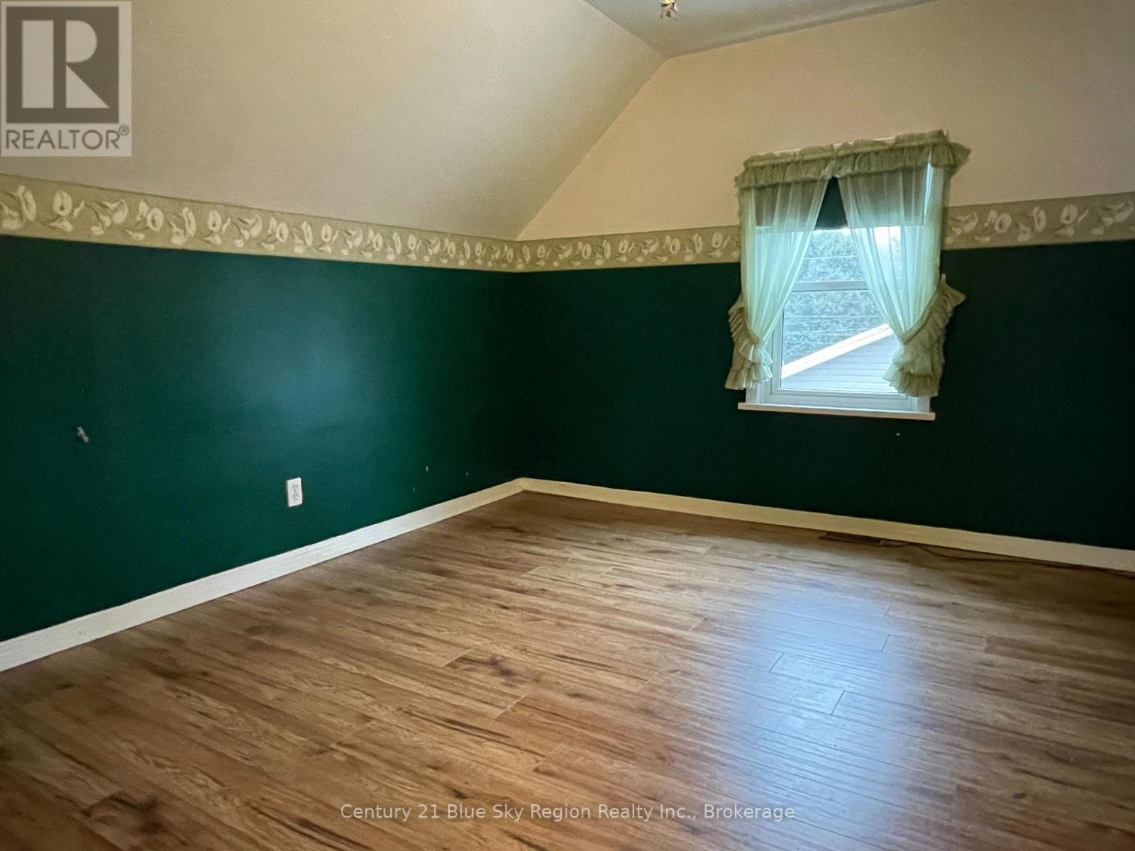 207 Lee Avenue, North Bay, Ontario P1A 2K4 - Photo 9 - X12531870