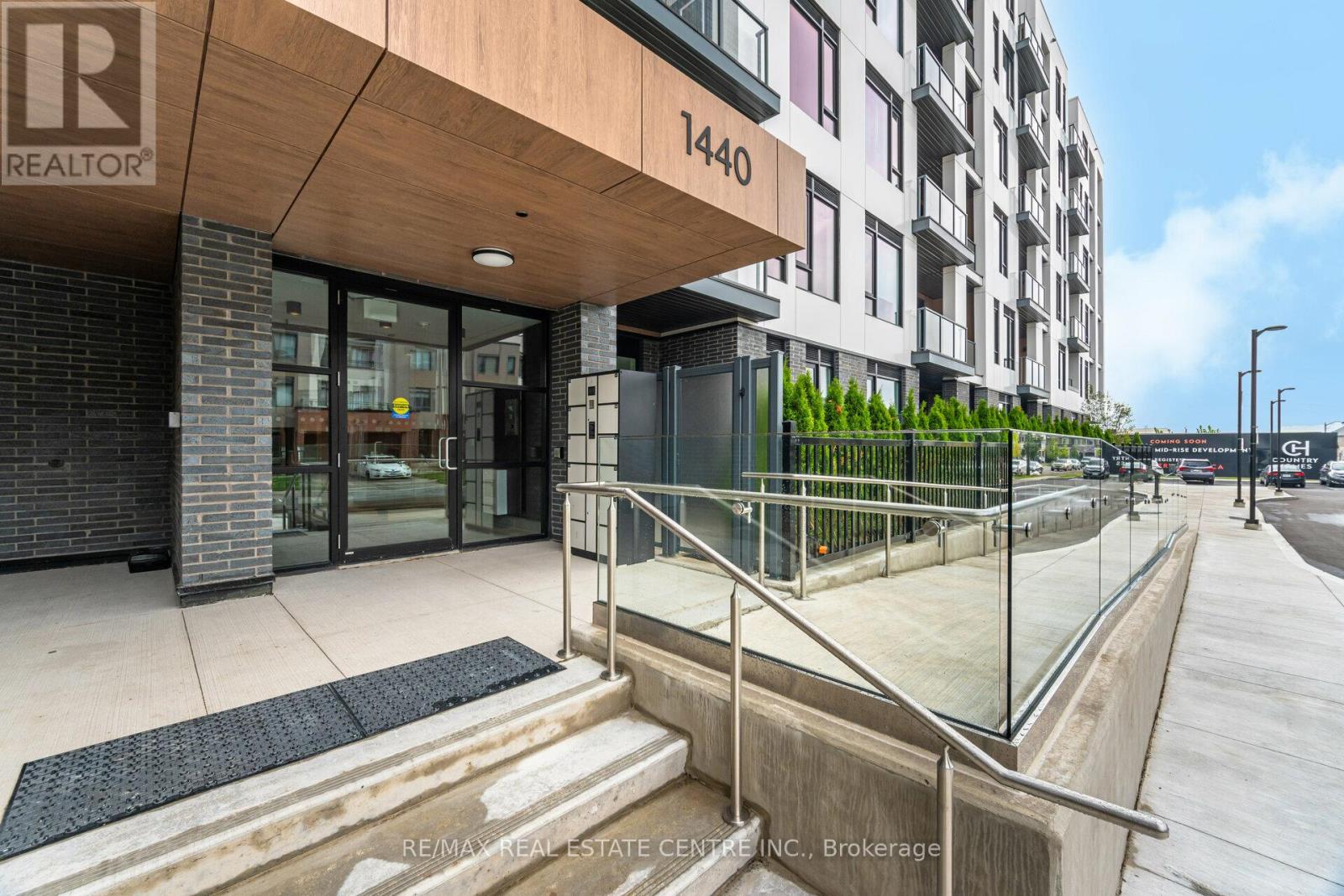 216 - 1440 Clarriage Court, Milton, Ontario  L9T 2X5 - Photo 2 - W12531766