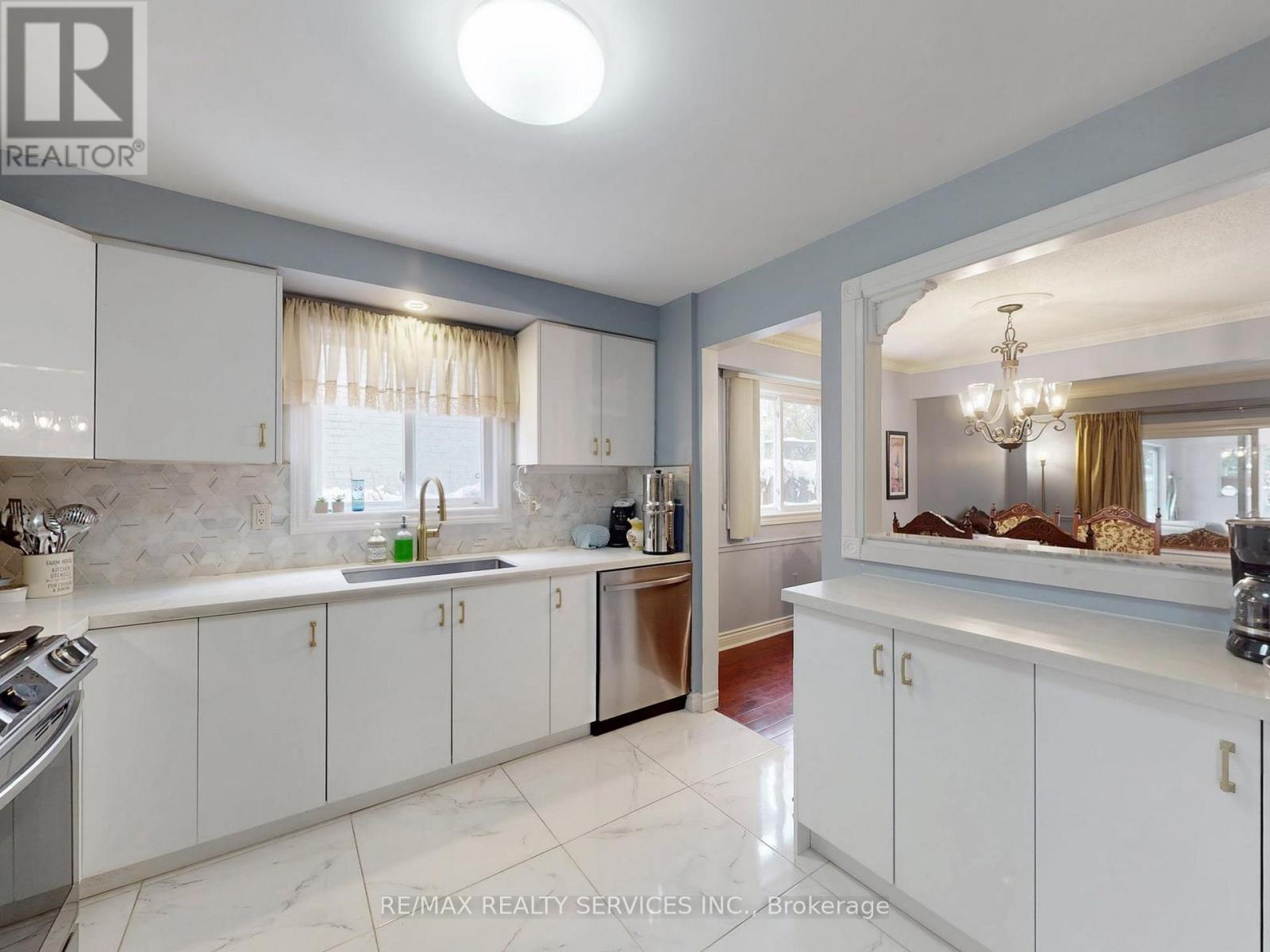 9 Malabar Crescent, Brampton, Ontario  L6S 3X6 - Photo 11 - W12531788