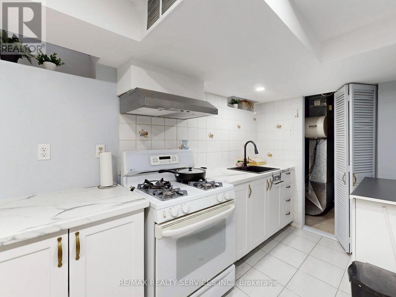 9 Malabar Crescent, Brampton, Ontario  L6S 3X6 - Photo 34 - W12531788