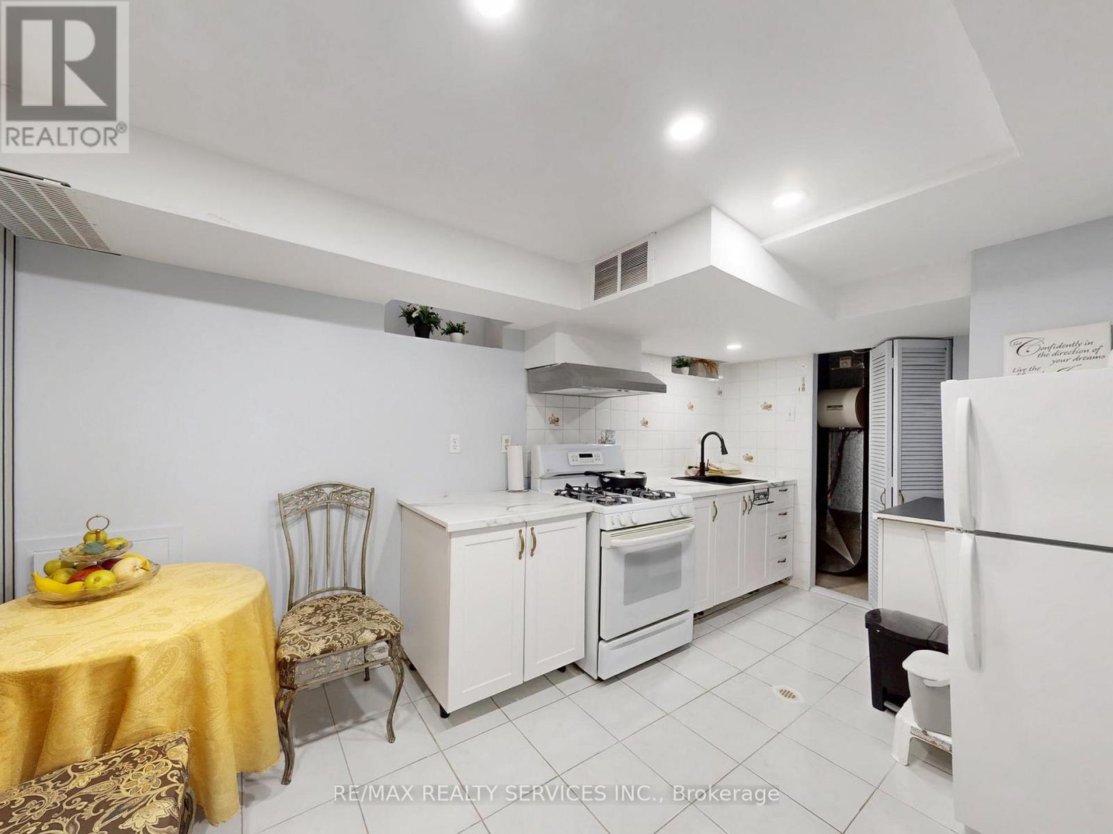 9 Malabar Crescent, Brampton, Ontario  L6S 3X6 - Photo 36 - W12531788