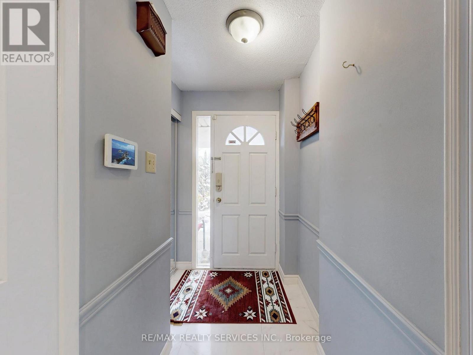 9 Malabar Crescent, Brampton, Ontario  L6S 3X6 - Photo 4 - W12531788