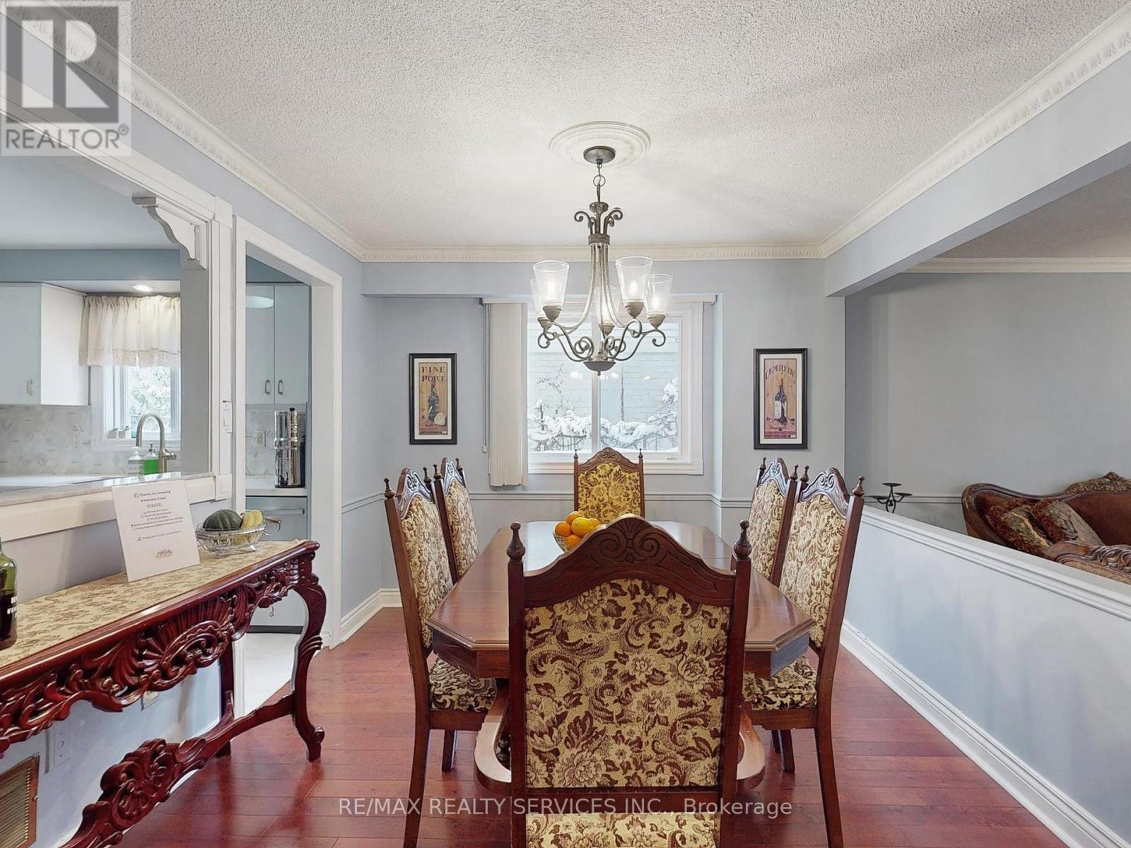 9 Malabar Crescent, Brampton, Ontario  L6S 3X6 - Photo 8 - W12531788