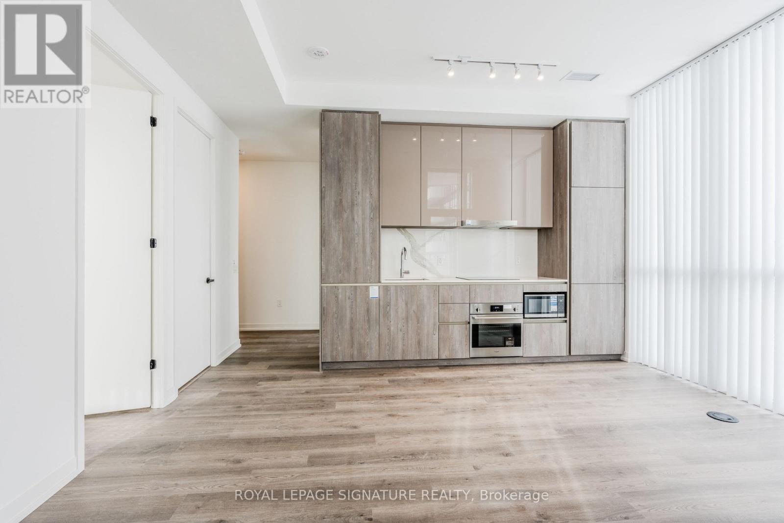 615 - 8 Interchange Way, Vaughan, Ontario  L4K 5Z7 - Photo 3 - N12528334