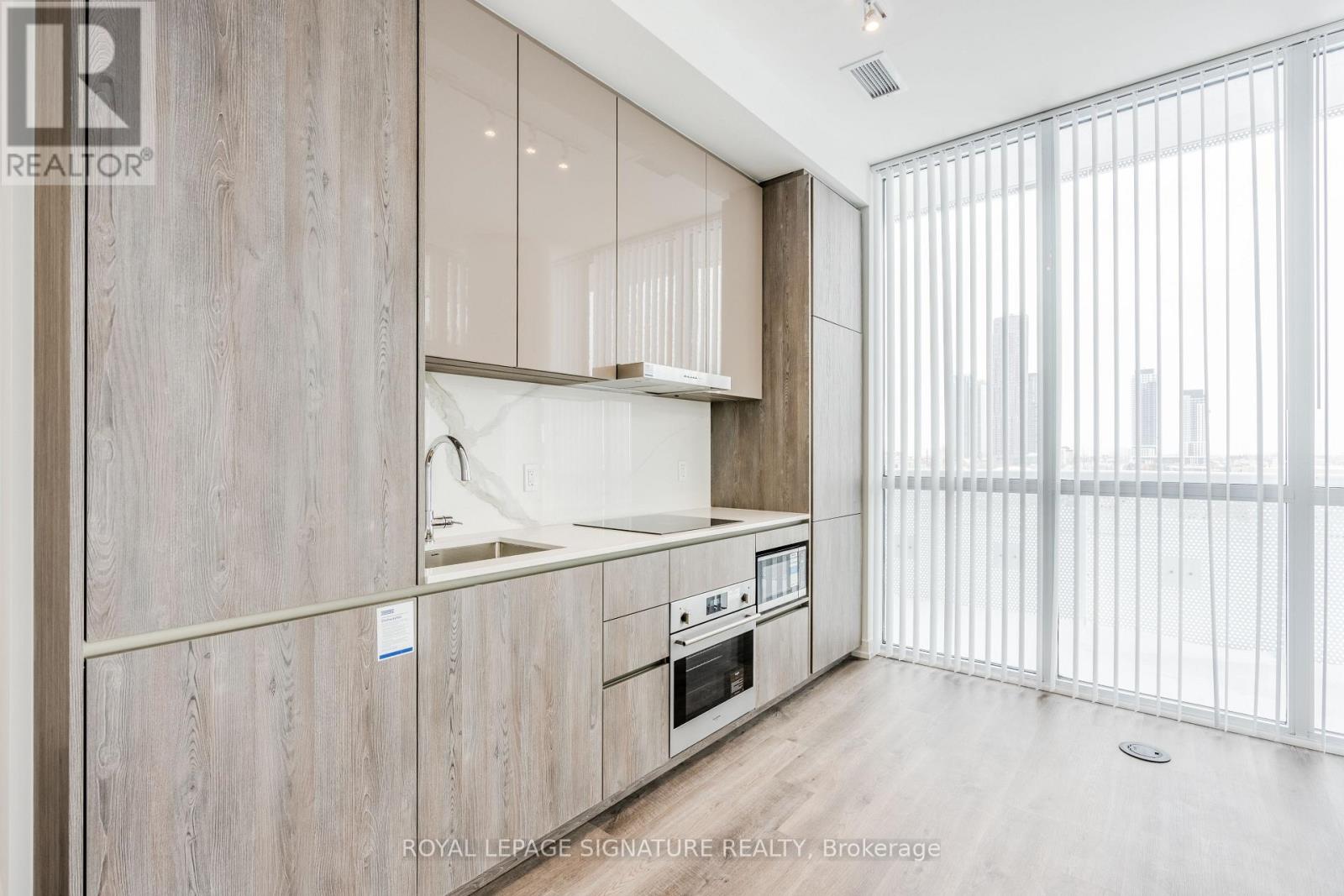 615 - 8 Interchange Way, Vaughan, Ontario  L4K 5Z7 - Photo 4 - N12528334