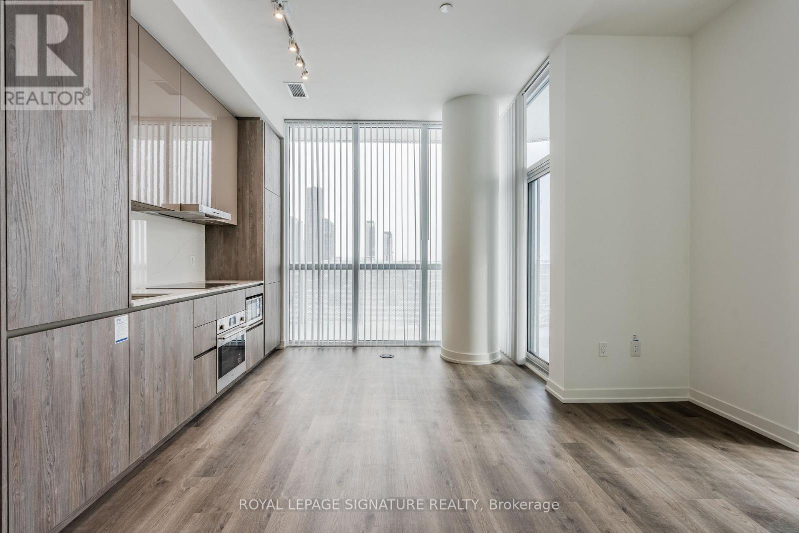 615 - 8 Interchange Way, Vaughan, Ontario  L4K 5Z7 - Photo 5 - N12528334