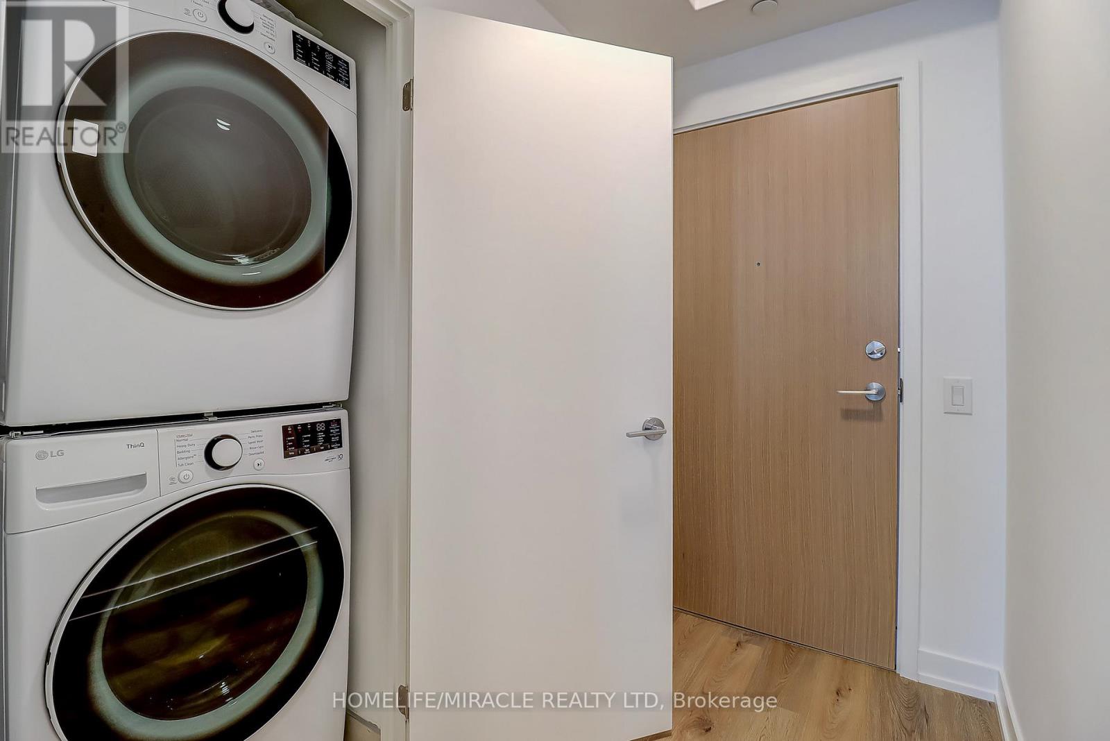 901 - 395 Square One Drive, Mississauga, Ontario  L5B 0C6 - Photo 10 - W12529756