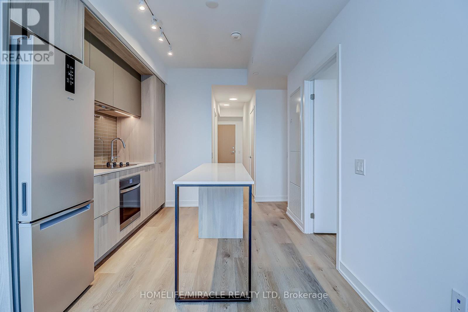 901 - 395 Square One Drive, Mississauga, Ontario  L5B 0C6 - Photo 3 - W12529756