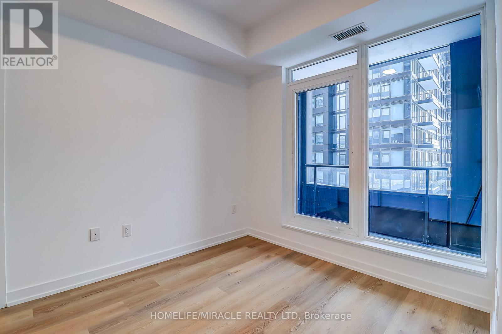 901 - 395 Square One Drive, Mississauga, Ontario  L5B 0C6 - Photo 5 - W12529756