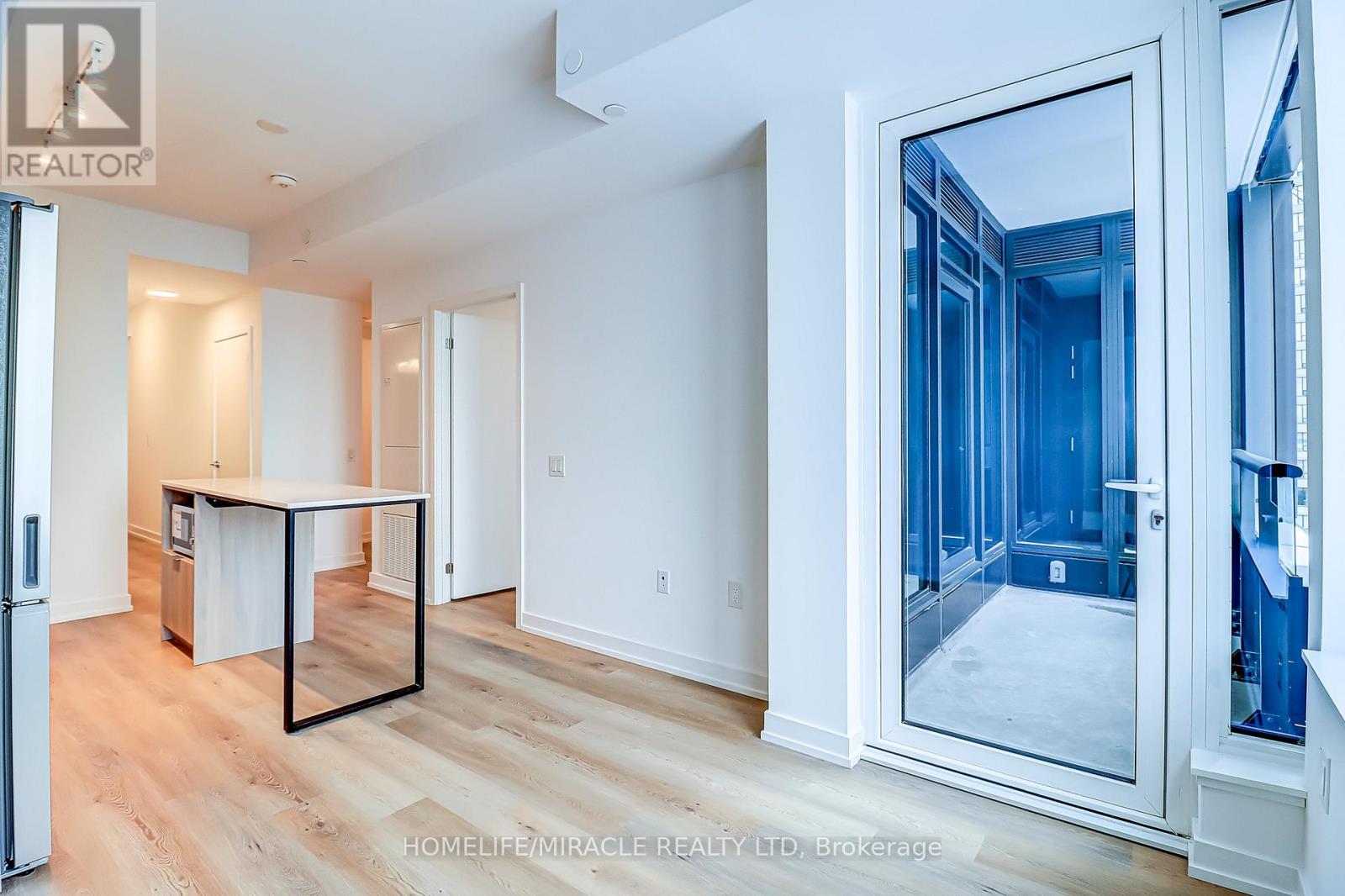 901 - 395 Square One Drive, Mississauga, Ontario  L5B 0C6 - Photo 2 - W12529756