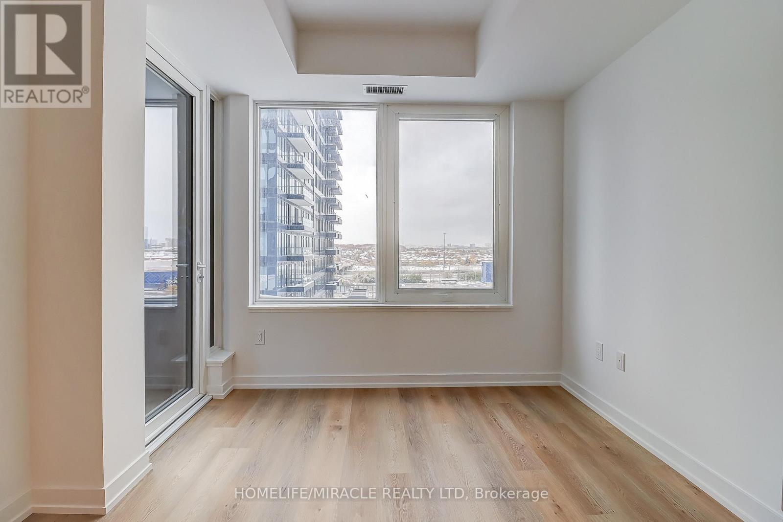 901 - 395 Square One Drive, Mississauga, Ontario  L5B 0C6 - Photo 4 - W12529756