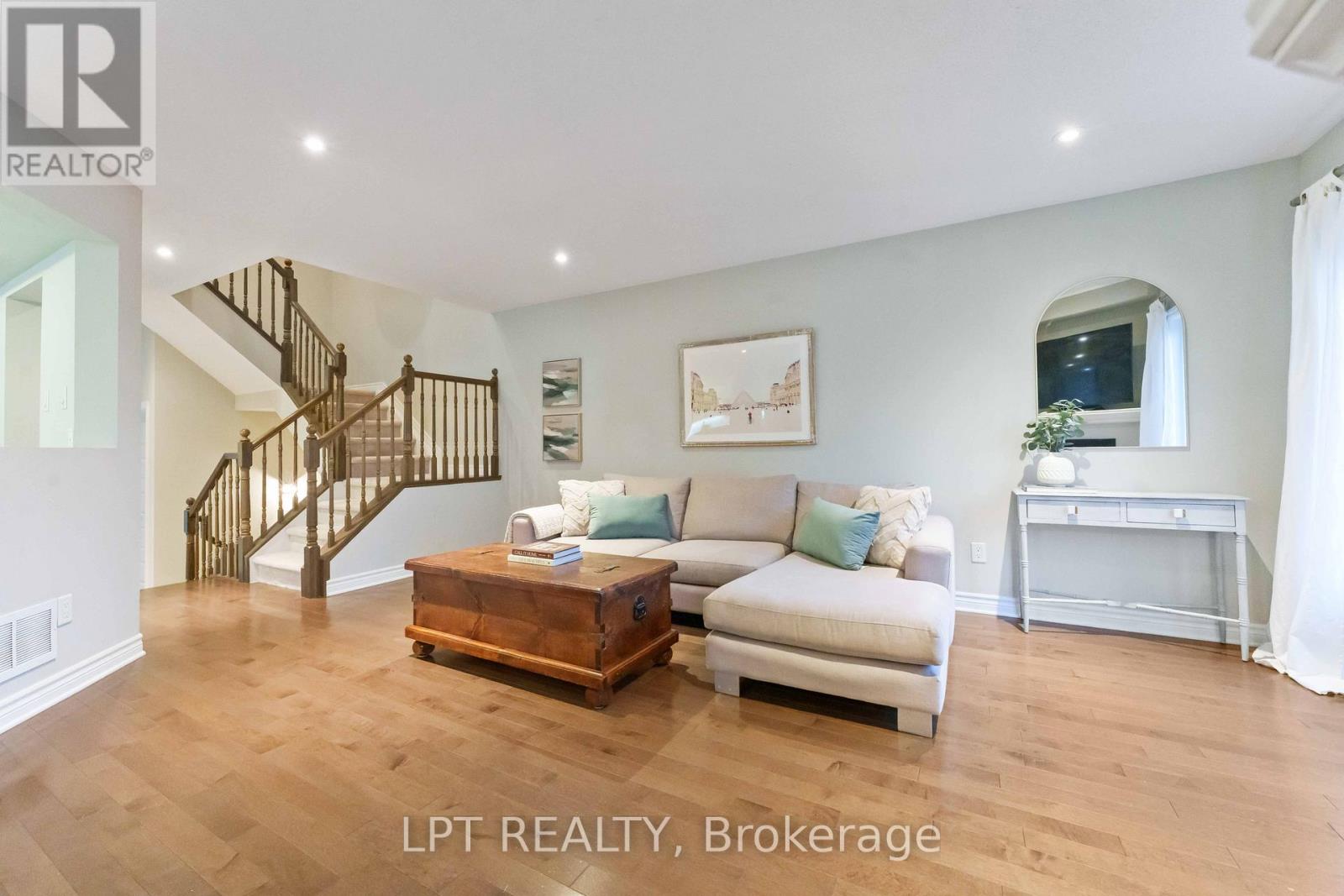 102 Calvington Avenue, Ottawa, Ontario  K2T 0H7 - Photo 3 - X12531956