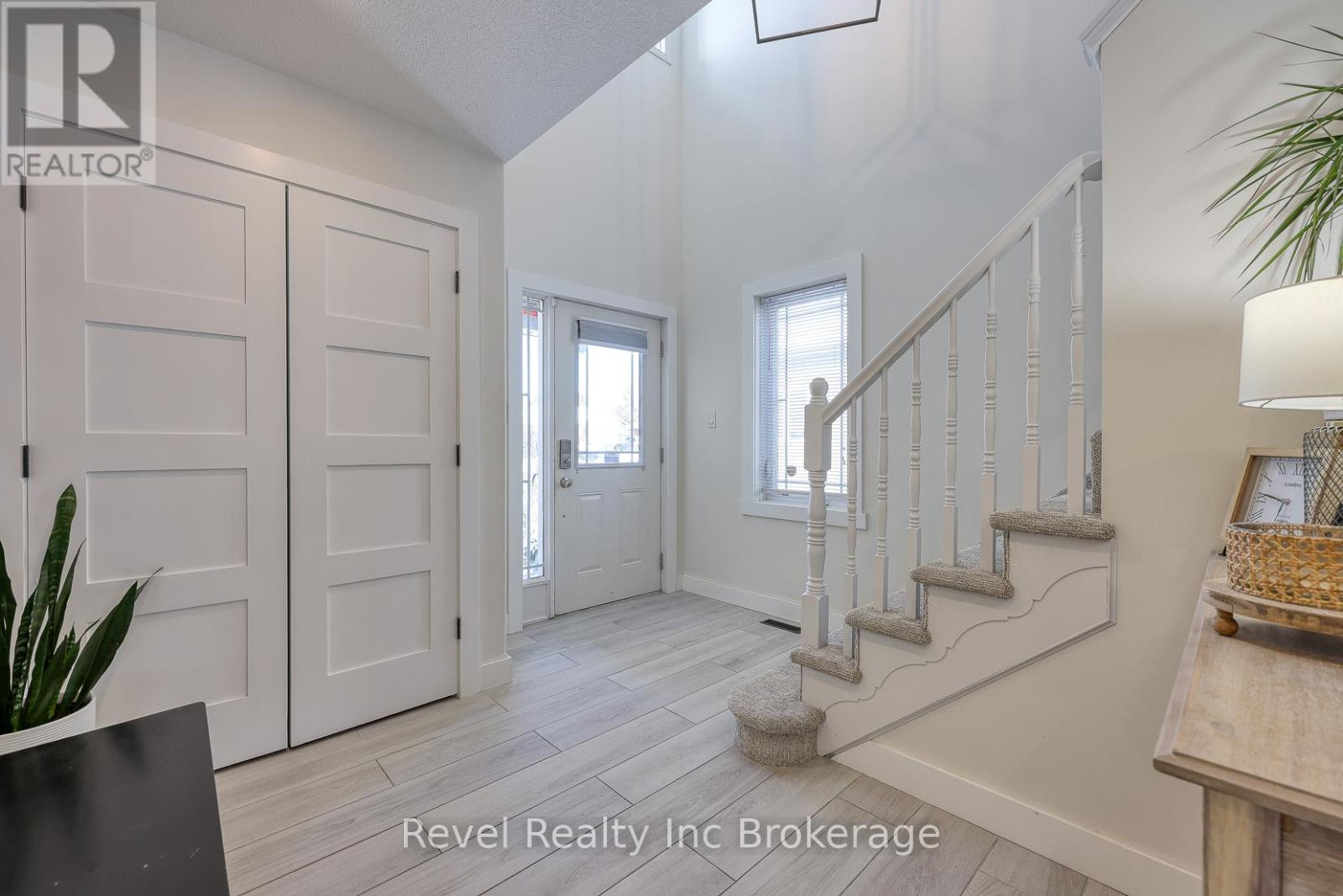 14 Scourfield Drive, Ingersoll, Ontario N5C 0A4 - Photo 3 - X12531838