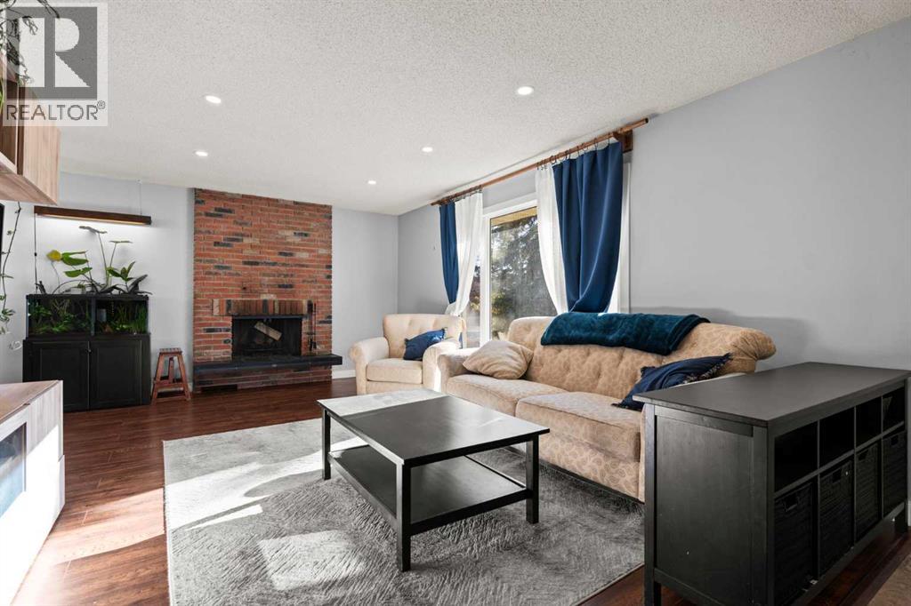 2628 106 Avenue Sw, Calgary, Alberta  T2W 2J1 - Photo 3 - A2269173