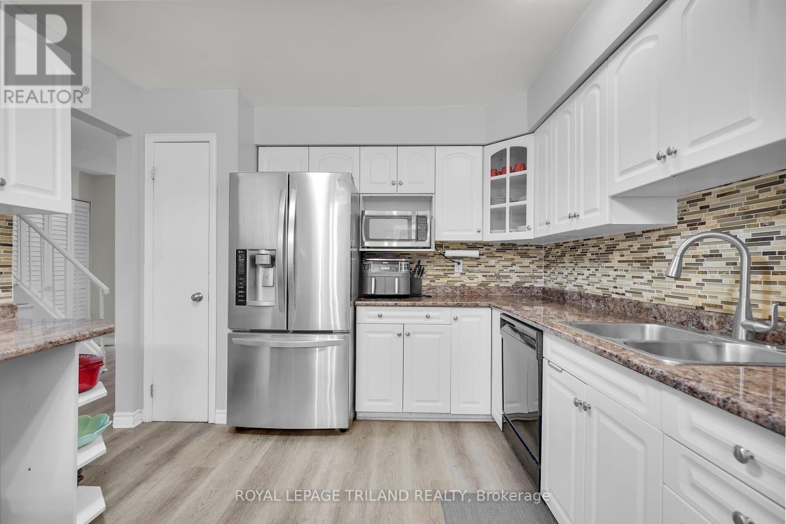 68 Four Oaks Crescent, London South, Ontario N6J 4B7 - Photo 12 - X12532082