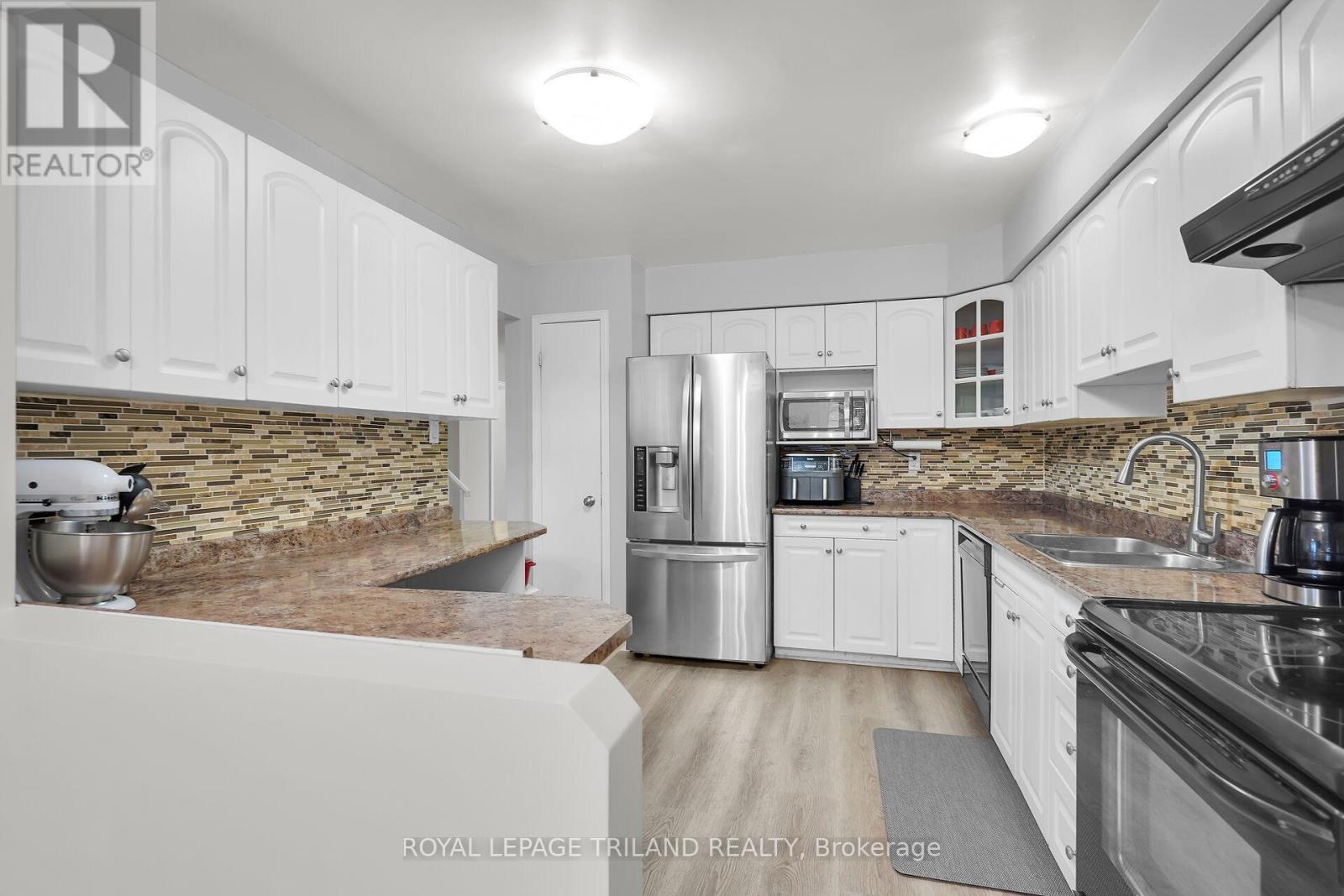 68 Four Oaks Crescent, London South, Ontario N6J 4B7 - Photo 13 - X12532082