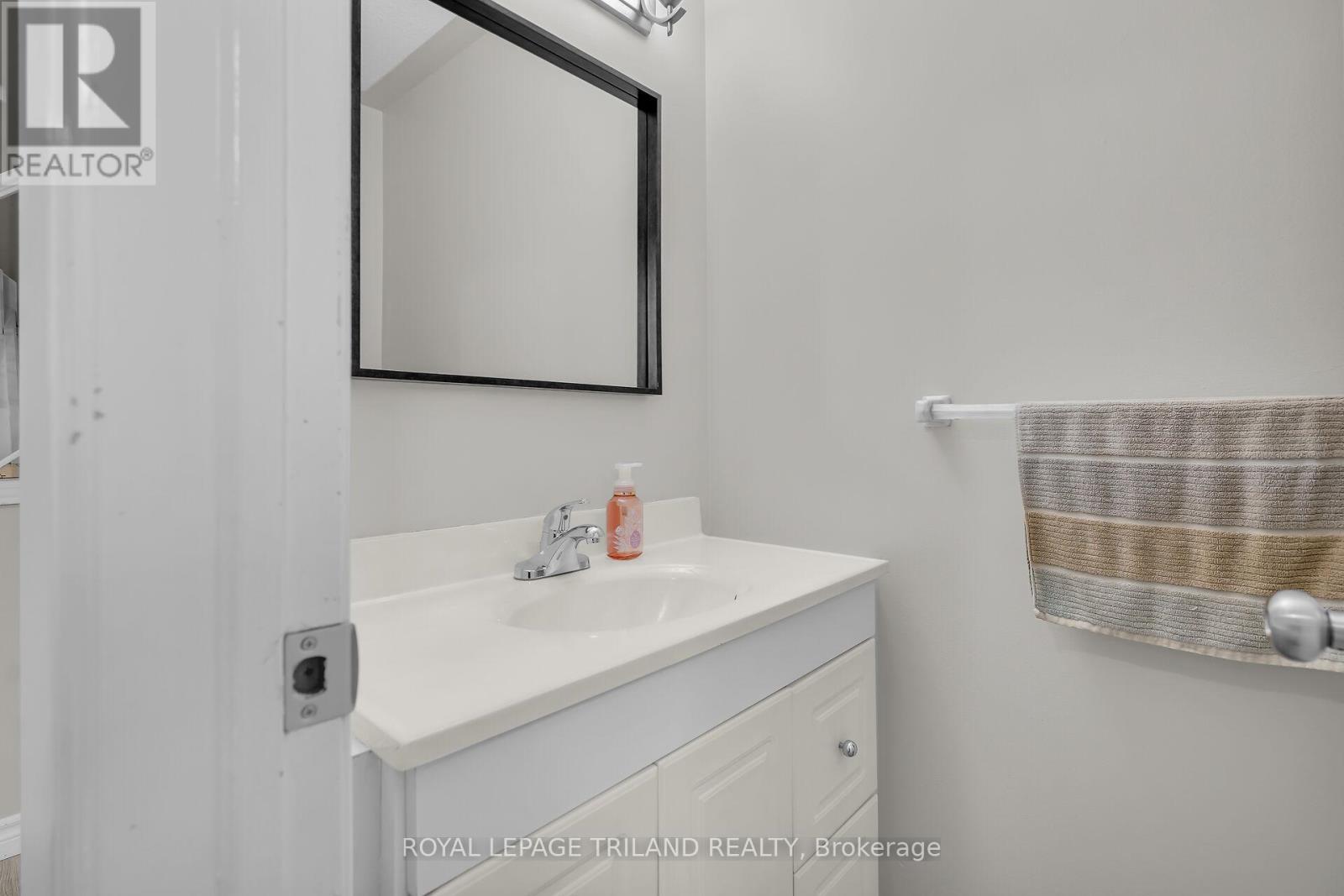 68 Four Oaks Crescent, London South, Ontario N6J 4B7 - Photo 14 - X12532082