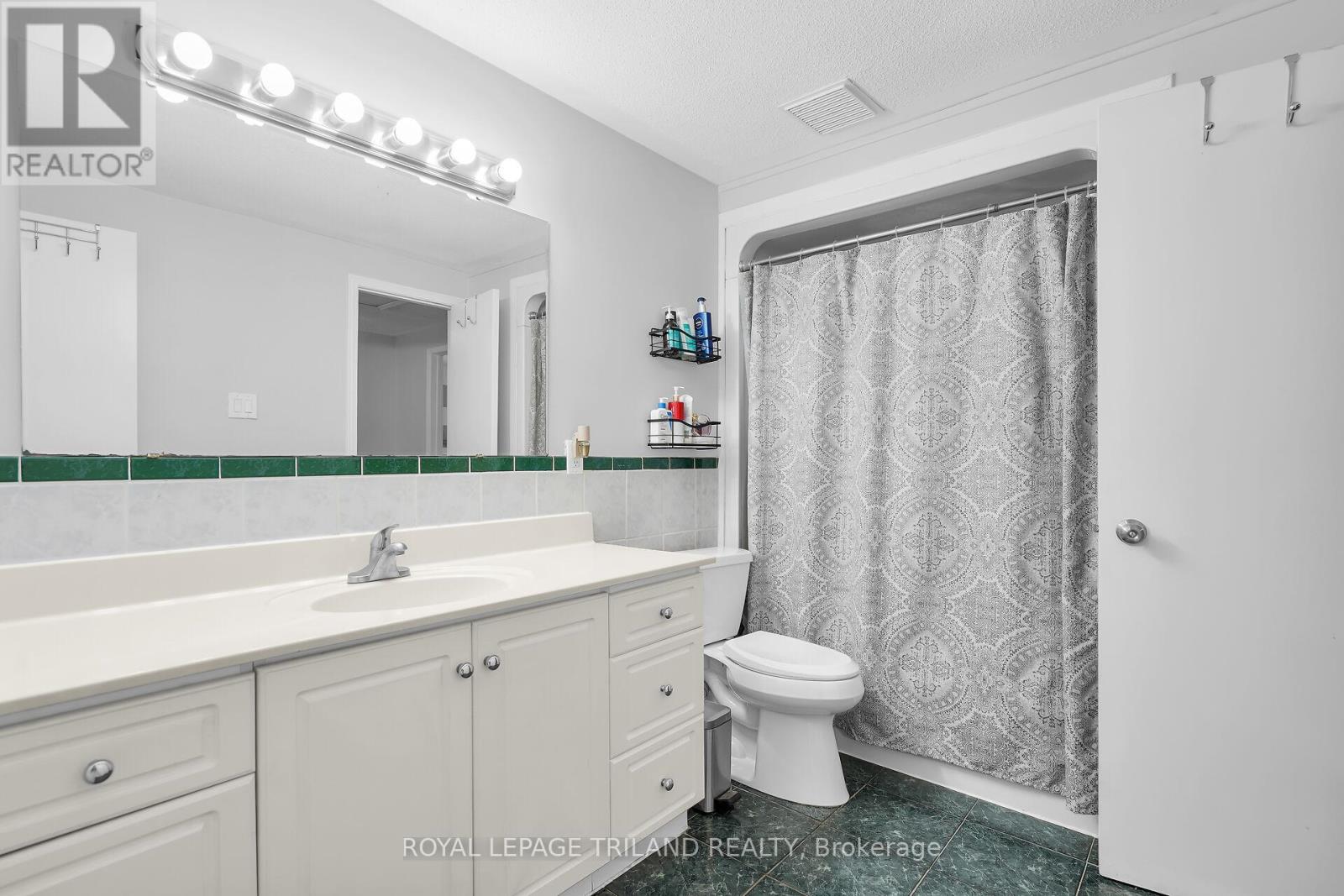 68 Four Oaks Crescent, London South, Ontario N6J 4B7 - Photo 20 - X12532082