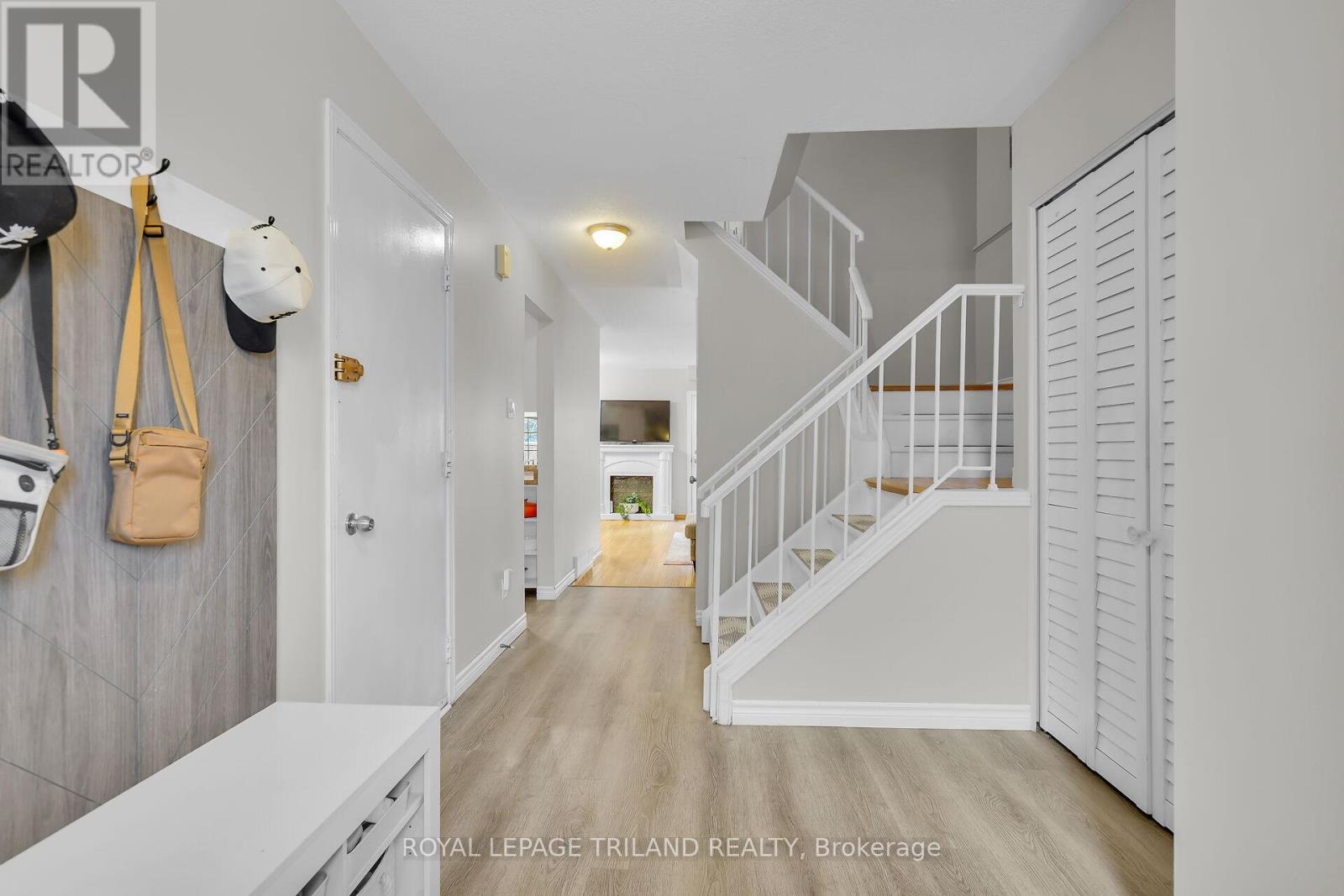 68 Four Oaks Crescent, London South, Ontario N6J 4B7 - Photo 4 - X12532082