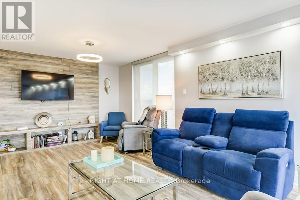 905 - 30 Harding Boulevard W, Richmond Hill, Ontario  L4C 1S8 - Photo 2 - N12531908