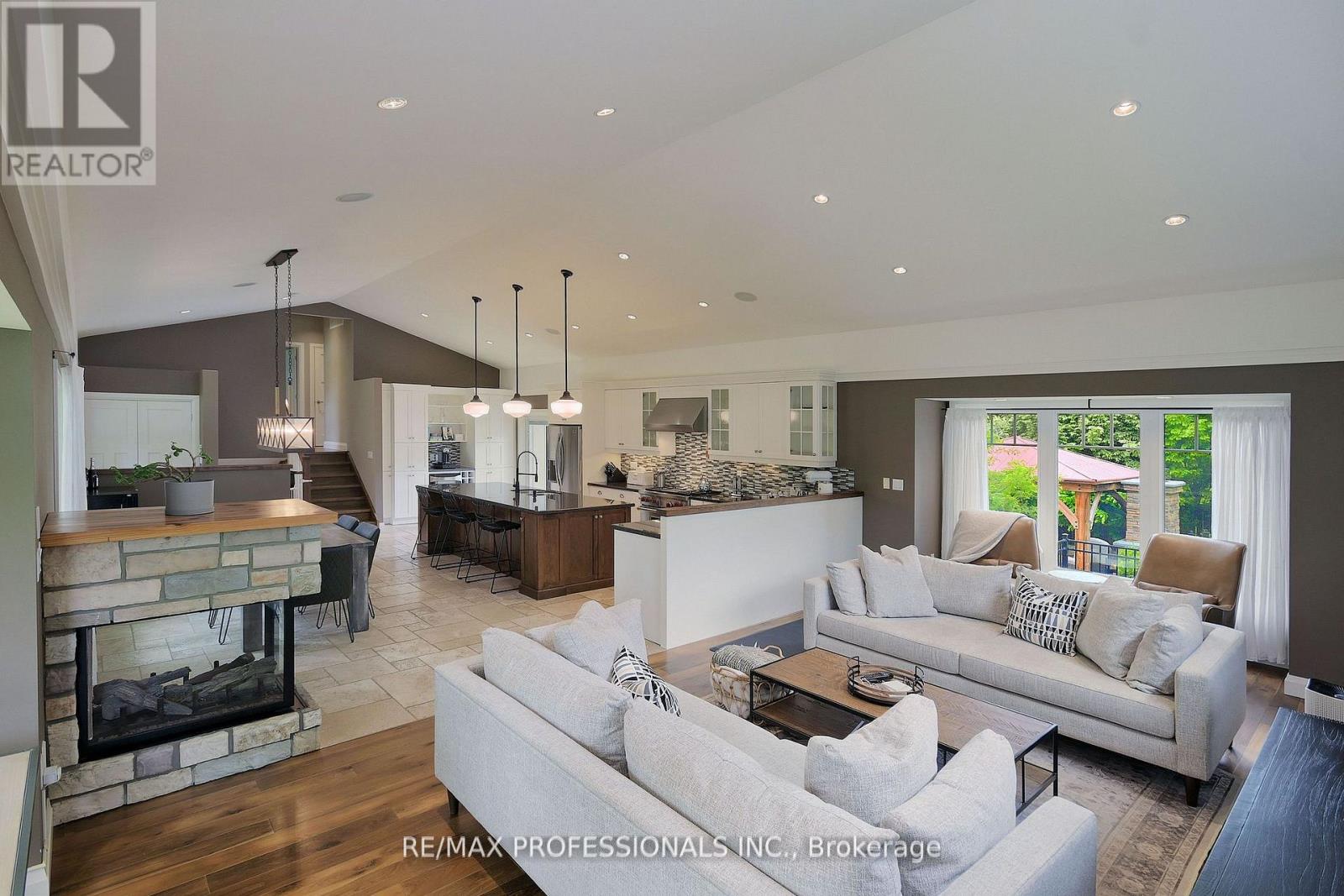 321 Wendy Lane, Oakville, Ontario  L6L 4P9 - Photo 6 - W12531914