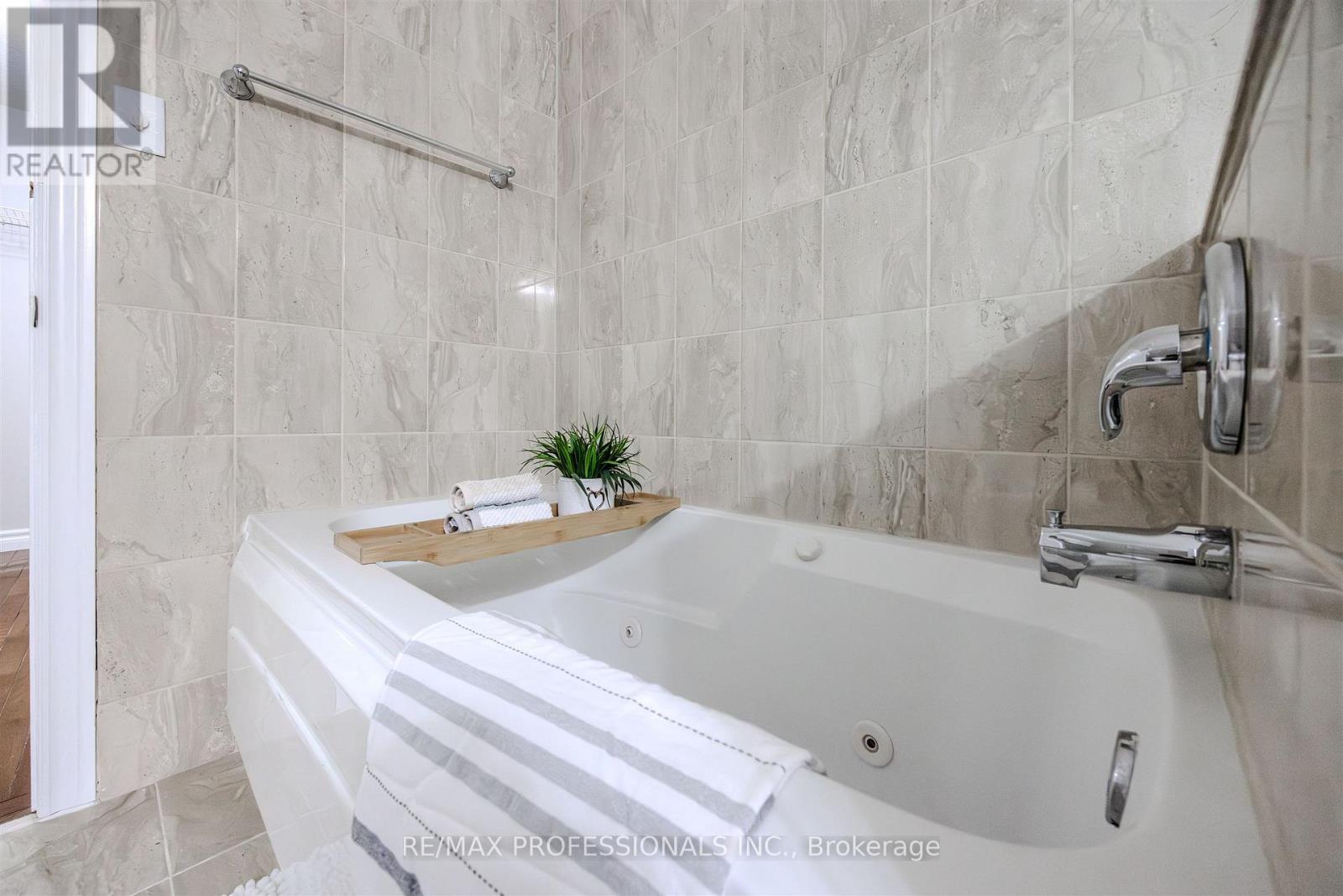 81 Millsborough Crescent, Toronto, Ontario  M9C 5E7 - Photo 22 - W12531938