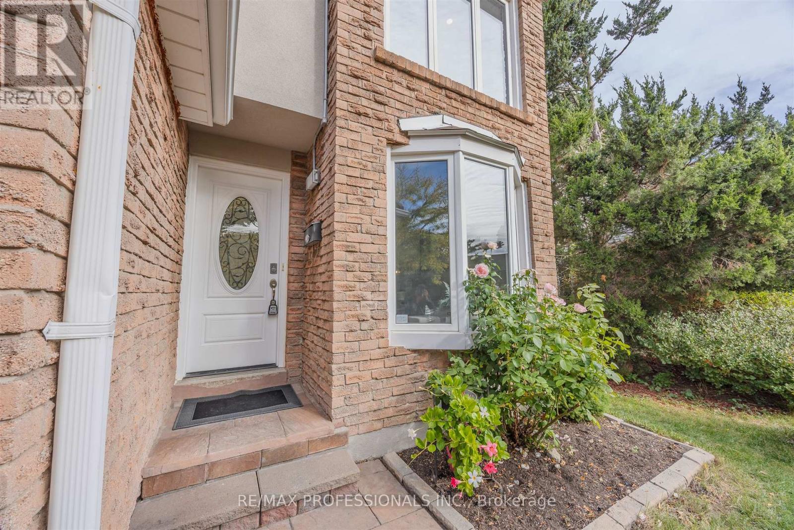 81 Millsborough Crescent, Toronto, Ontario  M9C 5E7 - Photo 3 - W12531938