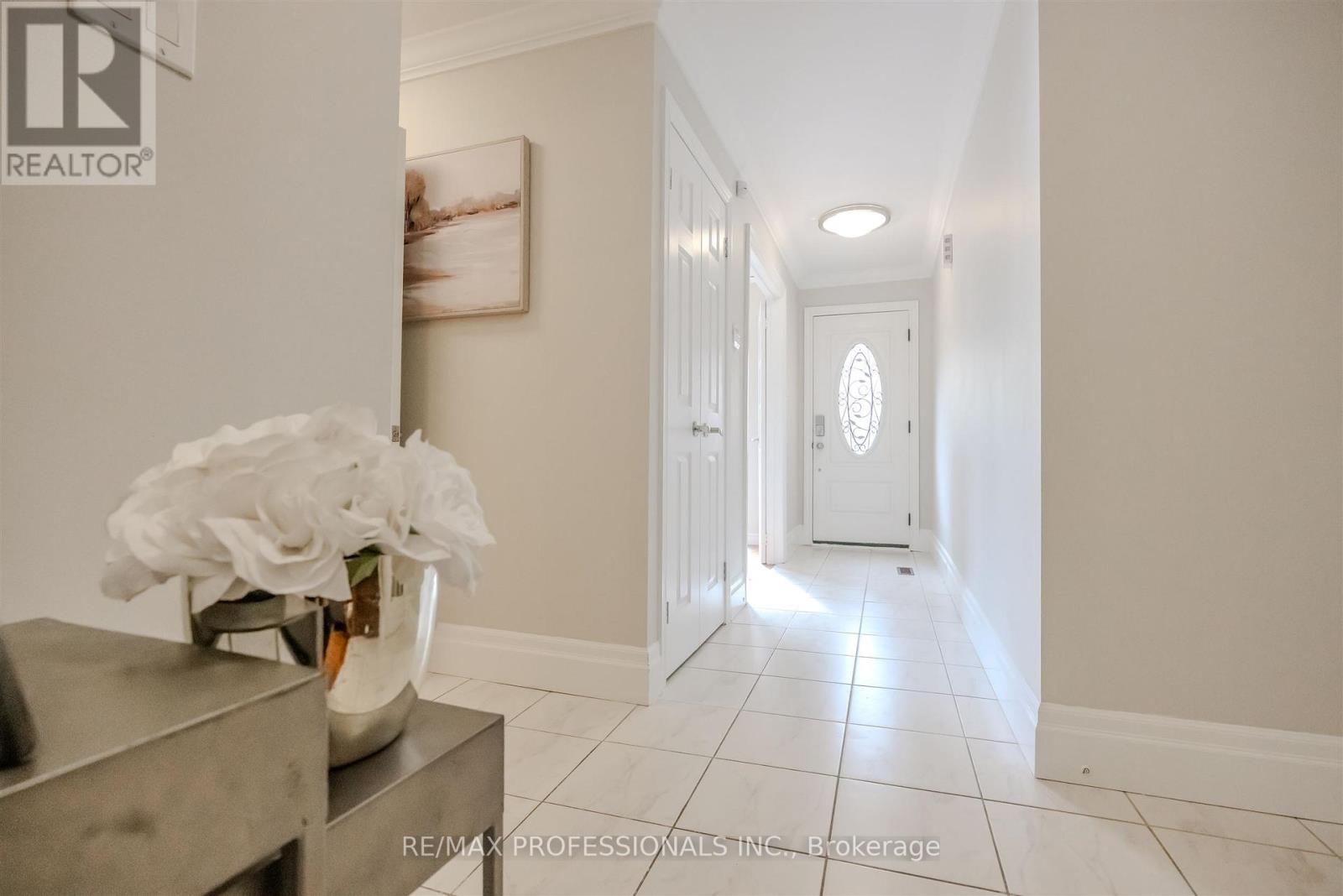 81 Millsborough Crescent, Toronto, Ontario  M9C 5E7 - Photo 4 - W12531938