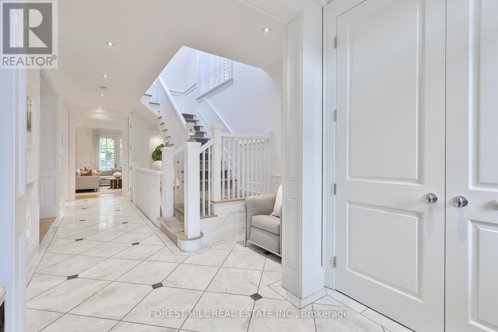 6 Esgore Drive, Toronto, Ontario  M5M 3R1 - Photo 3 - C12532226