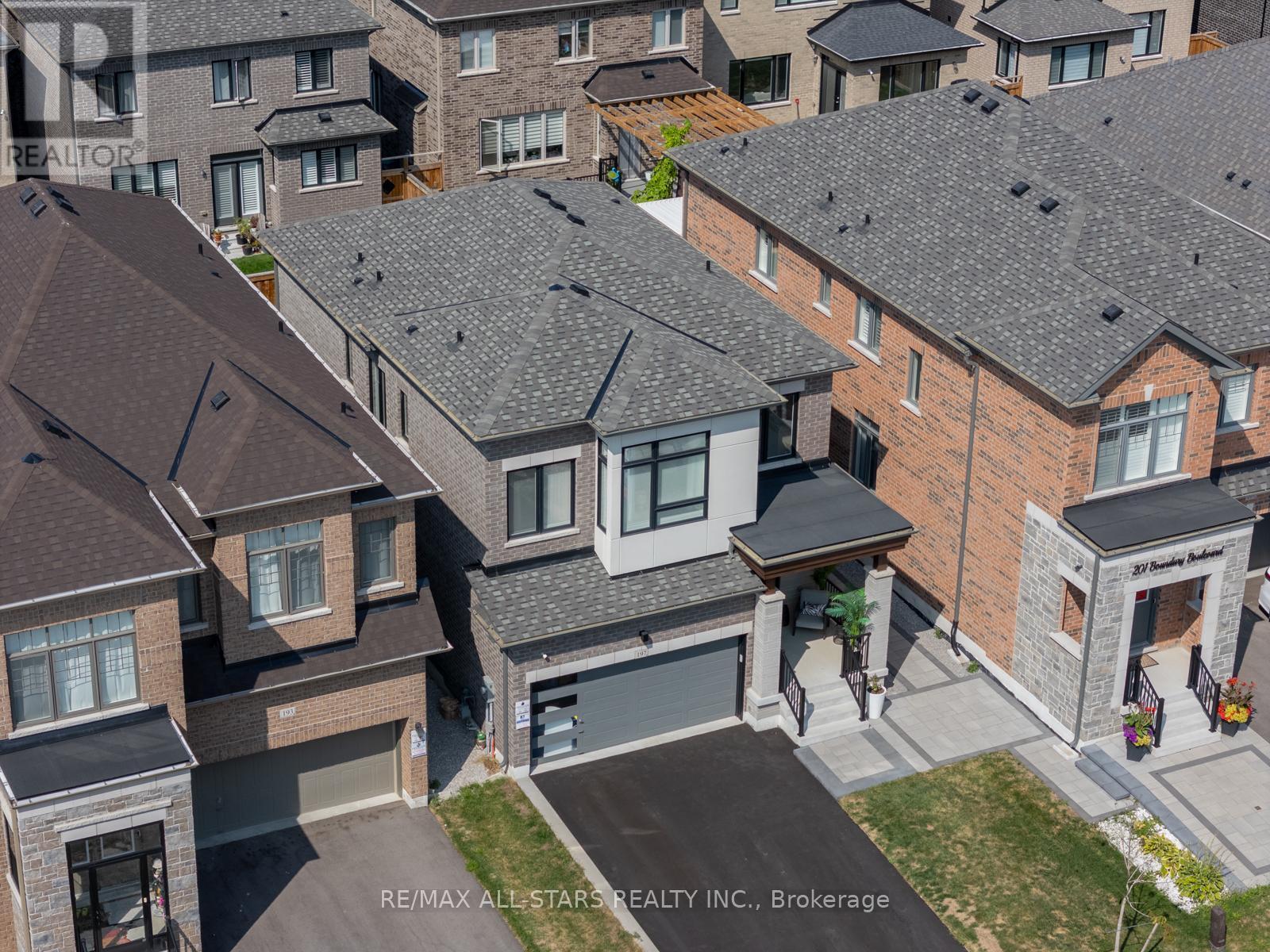 197 Boundary Boulevard, Whitchurch-Stouffville (Stouffville), Ontario  L4A 4W3 - Photo 3 - N12394070