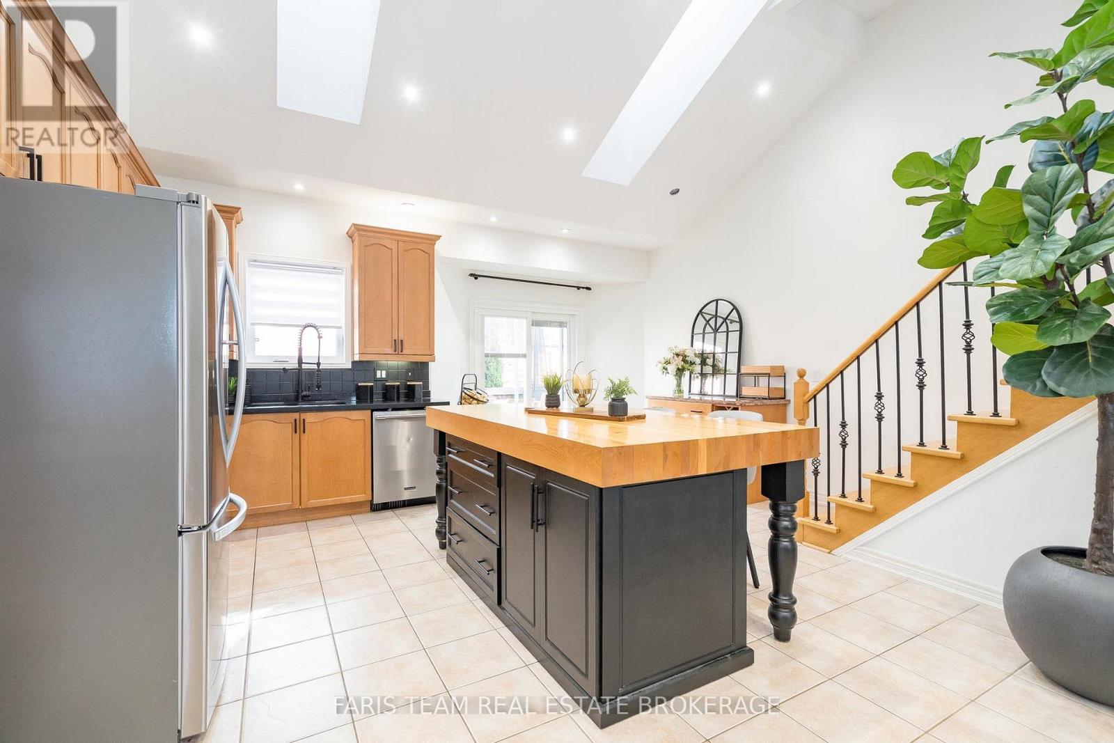 1075 Muriel Street, Innisfil, Ontario  L9S 4W7 - Photo 4 - N12531966