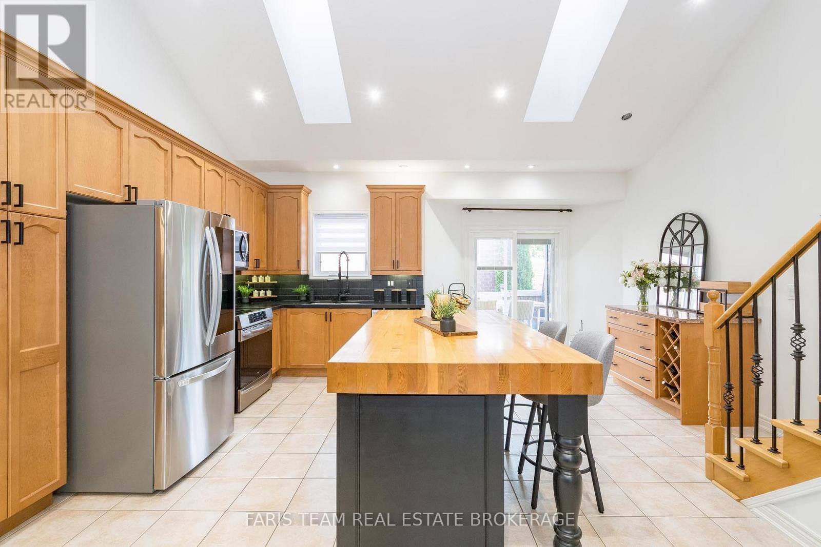 1075 Muriel Street, Innisfil, Ontario  L9S 4W7 - Photo 5 - N12531966