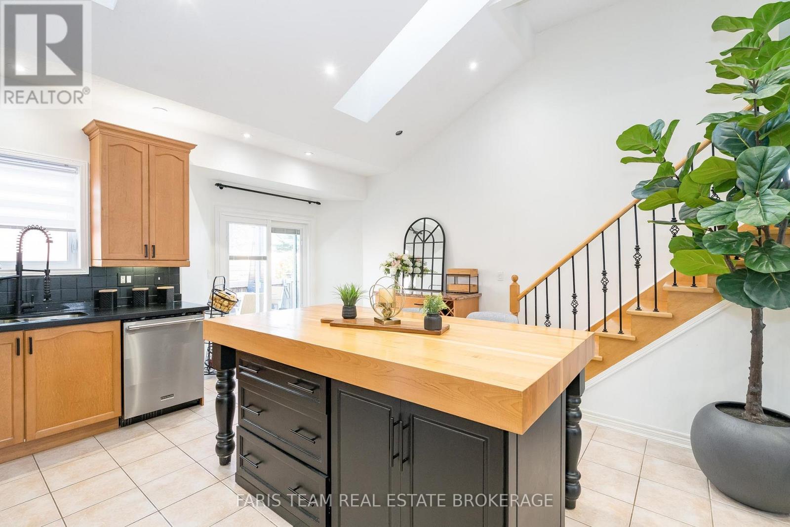 1075 Muriel Street, Innisfil, Ontario  L9S 4W7 - Photo 6 - N12531966