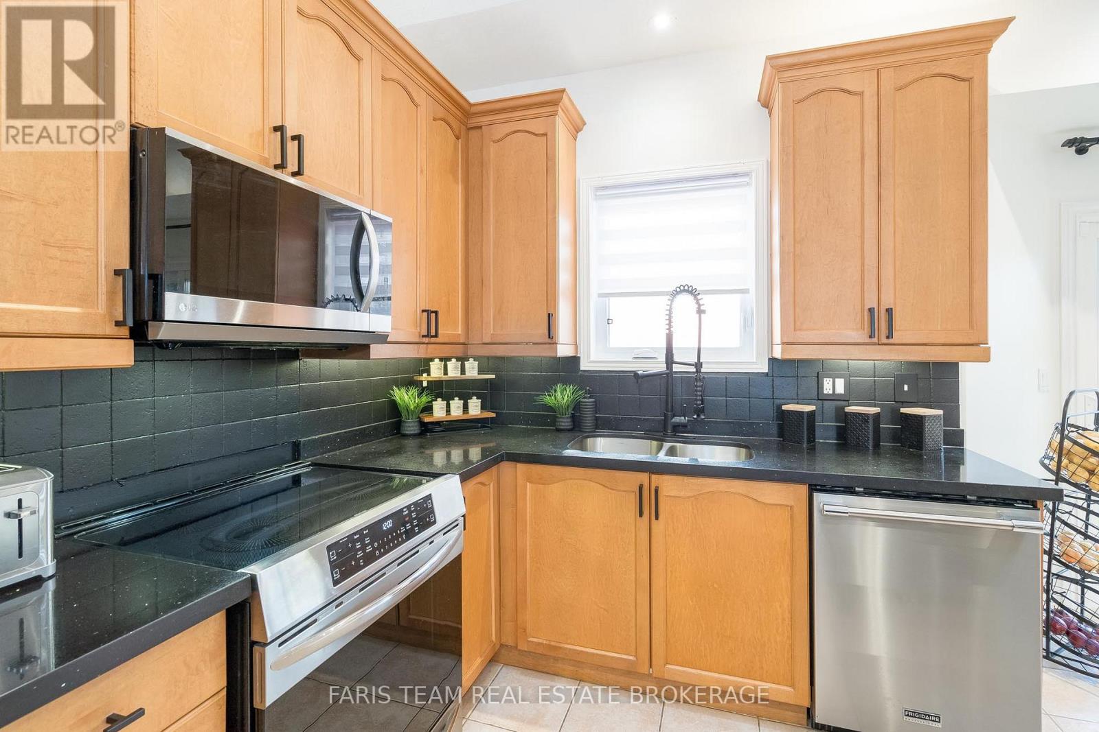 1075 Muriel Street, Innisfil, Ontario  L9S 4W7 - Photo 7 - N12531966