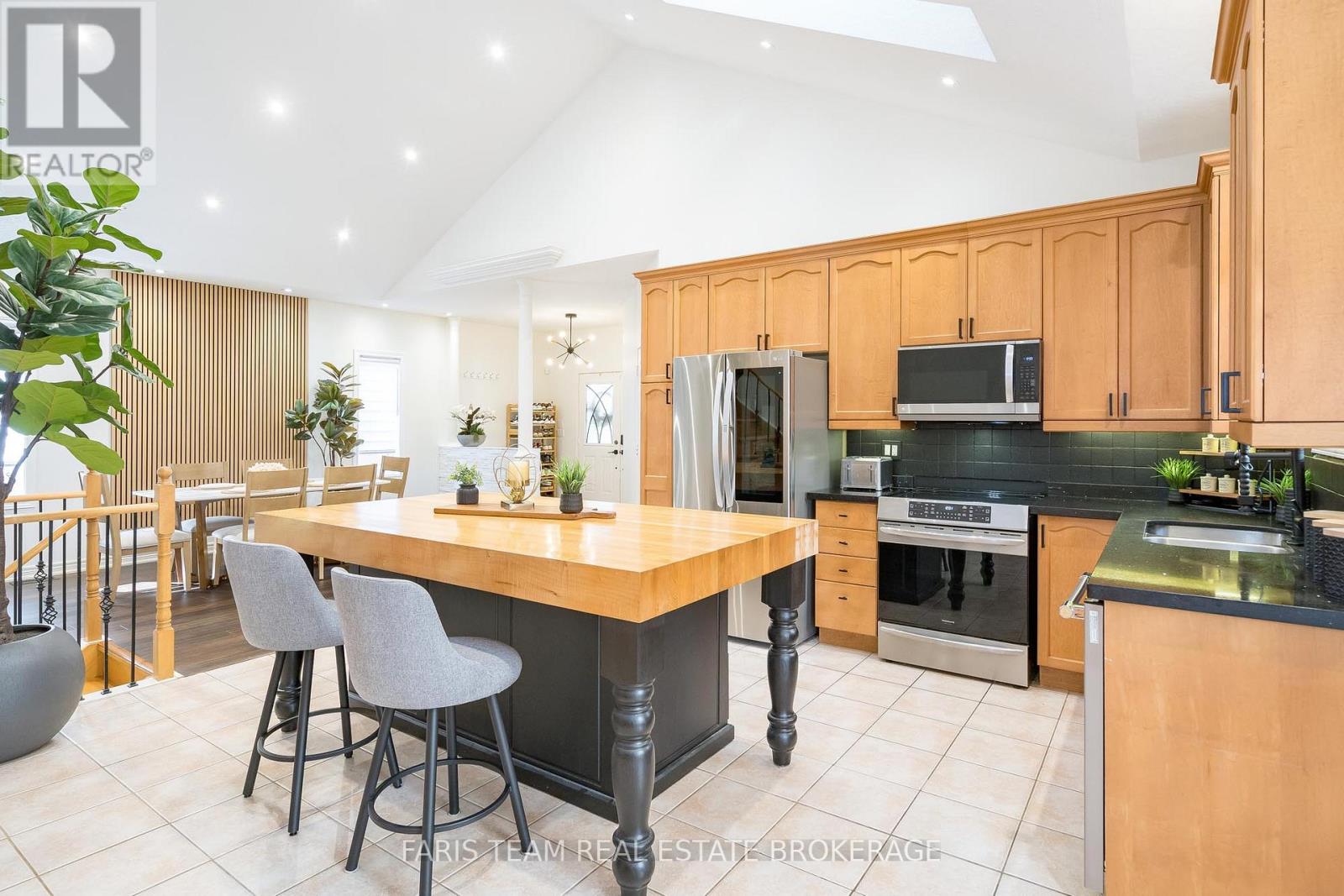 1075 Muriel Street, Innisfil, Ontario  L9S 4W7 - Photo 9 - N12531966