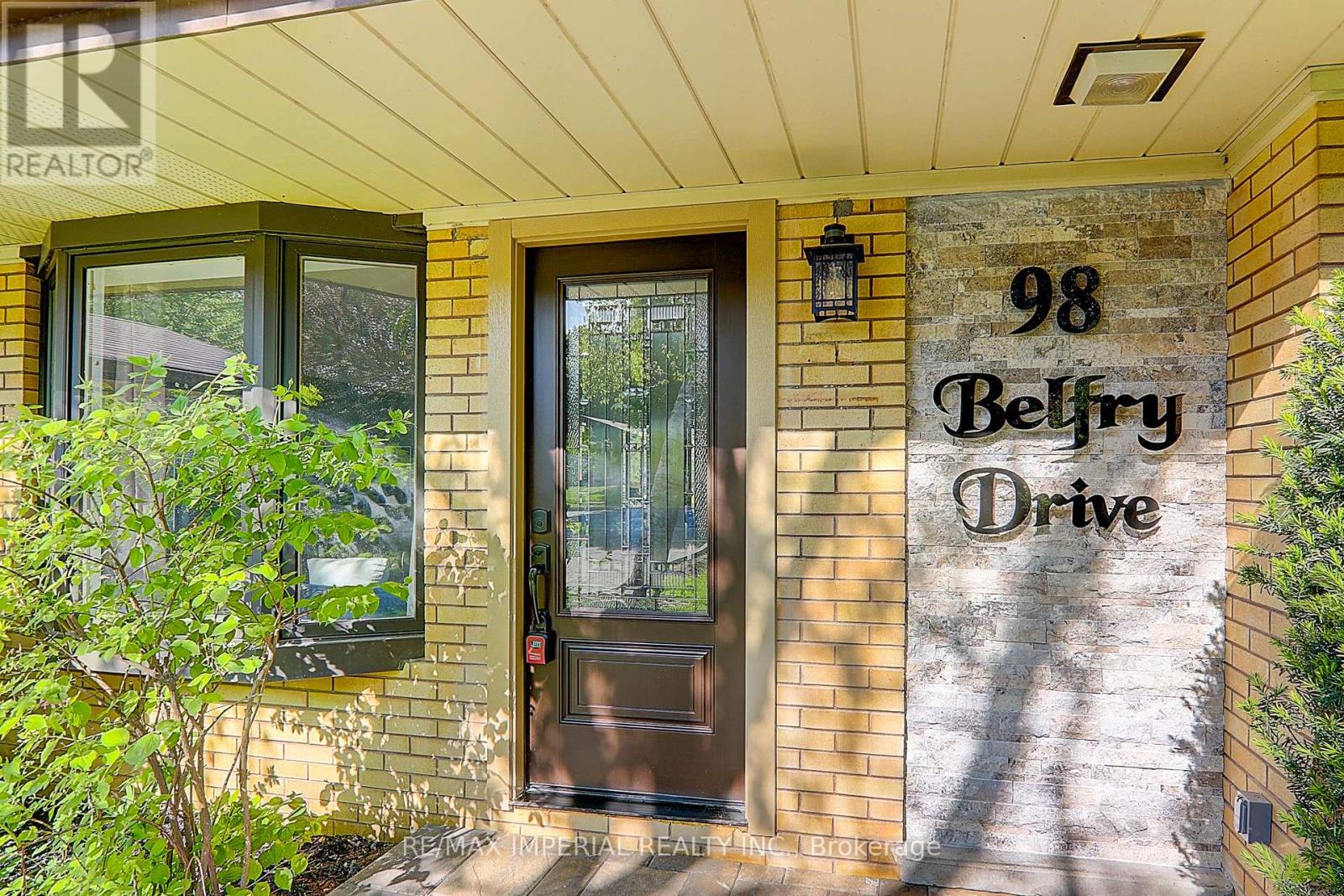 98 Belfry Drive, Newmarket, Ontario  L3Y 3G1 - Photo 2 - N12532102