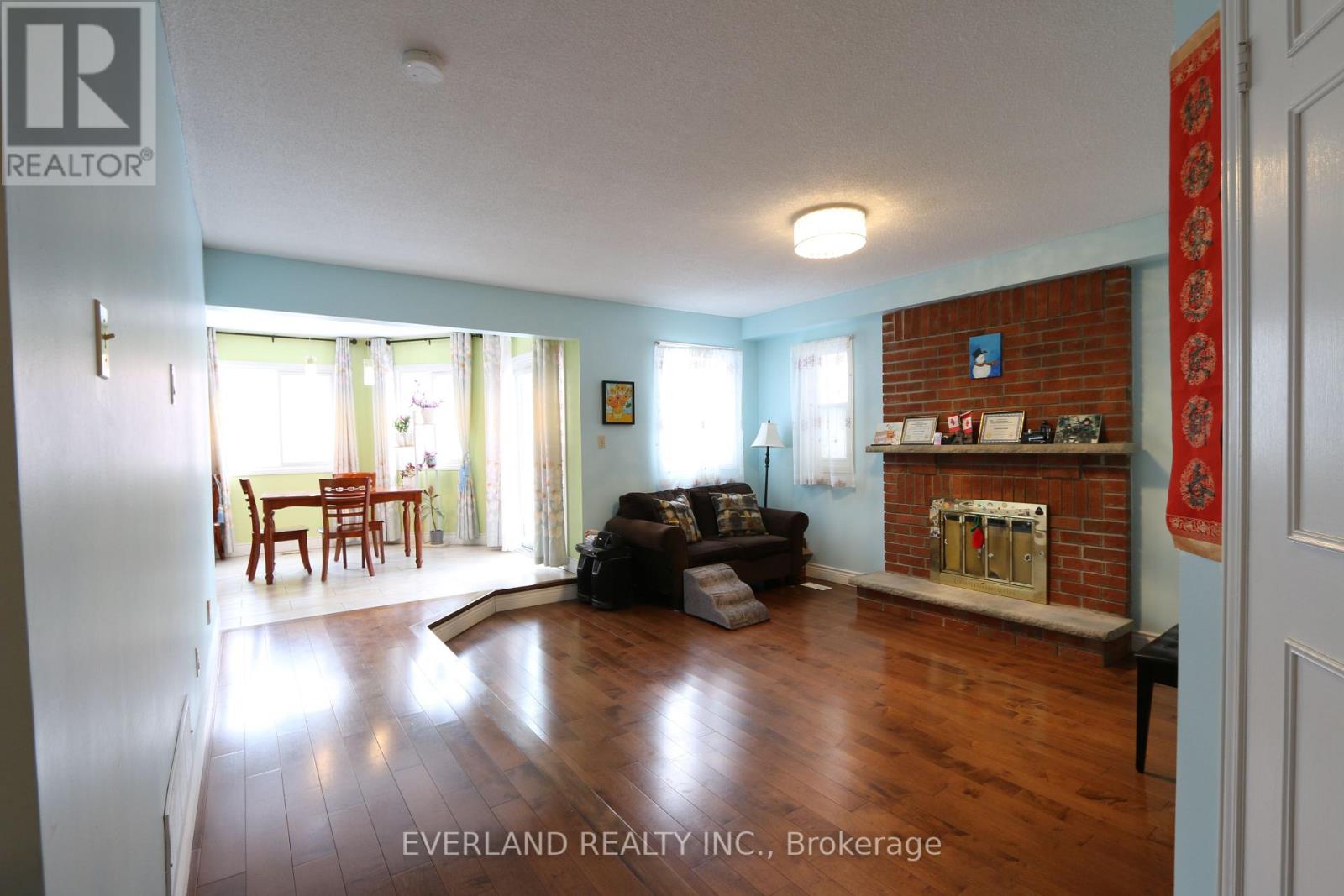 28 Bauer Crescent, Markham, Ontario  L3R 4H4 - Photo 5 - N12532216