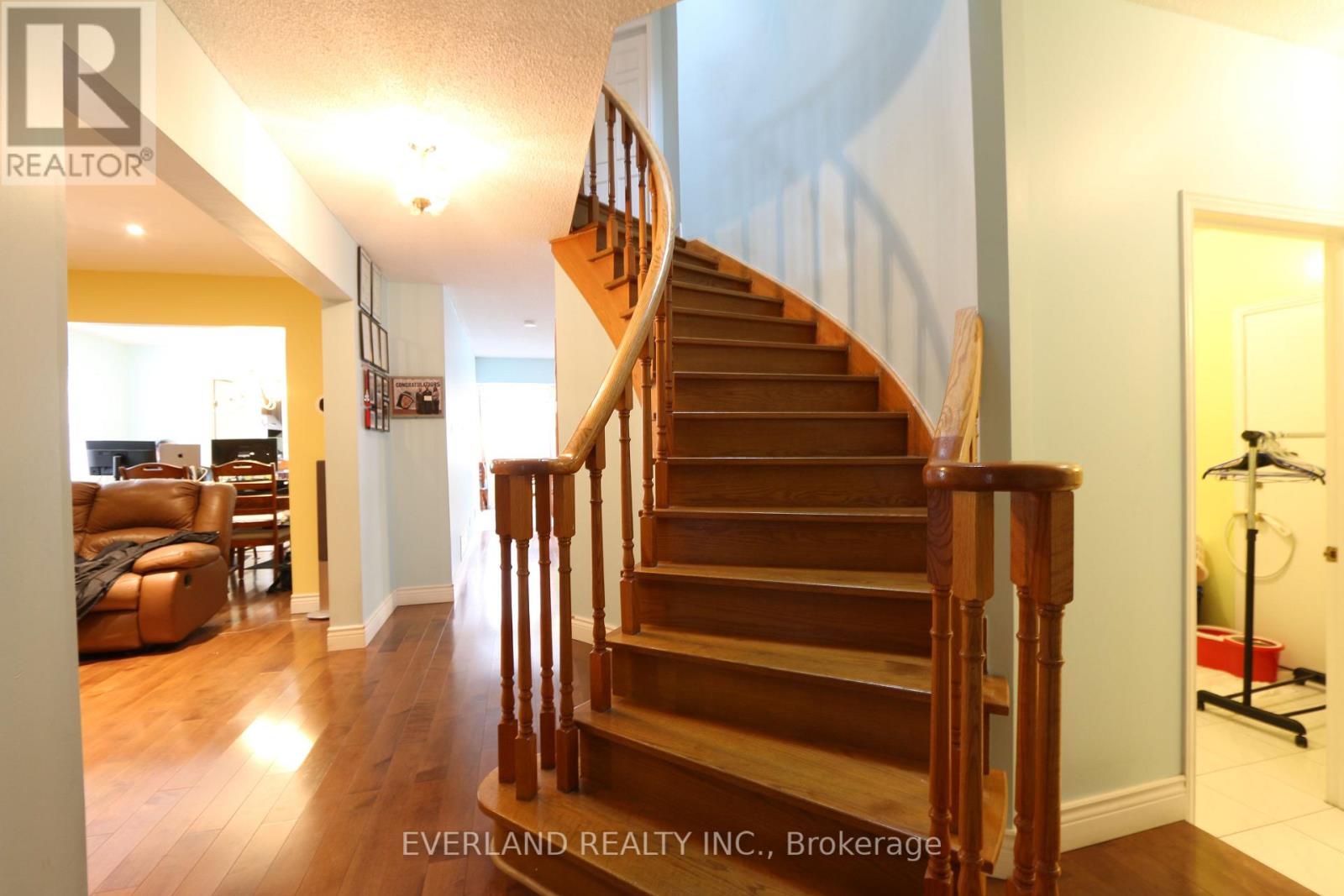 28 Bauer Crescent, Markham, Ontario  L3R 4H4 - Photo 7 - N12532216