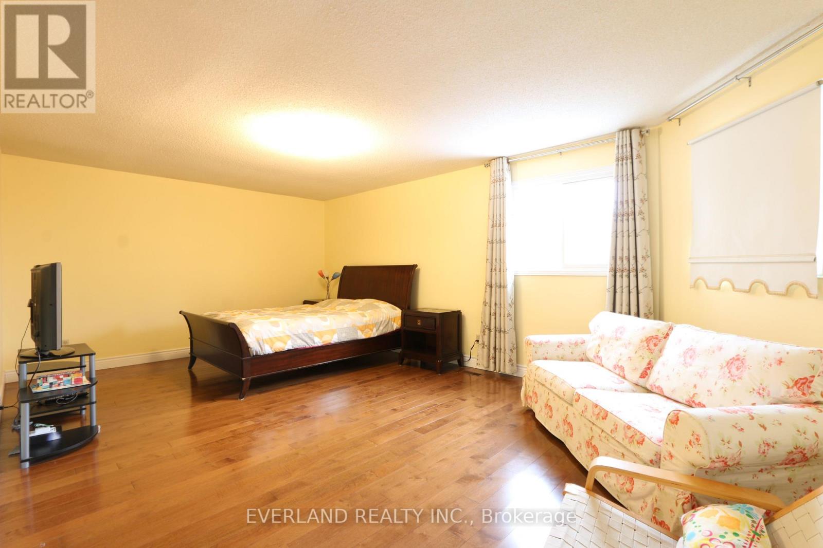 28 Bauer Crescent, Markham, Ontario  L3R 4H4 - Photo 8 - N12532216