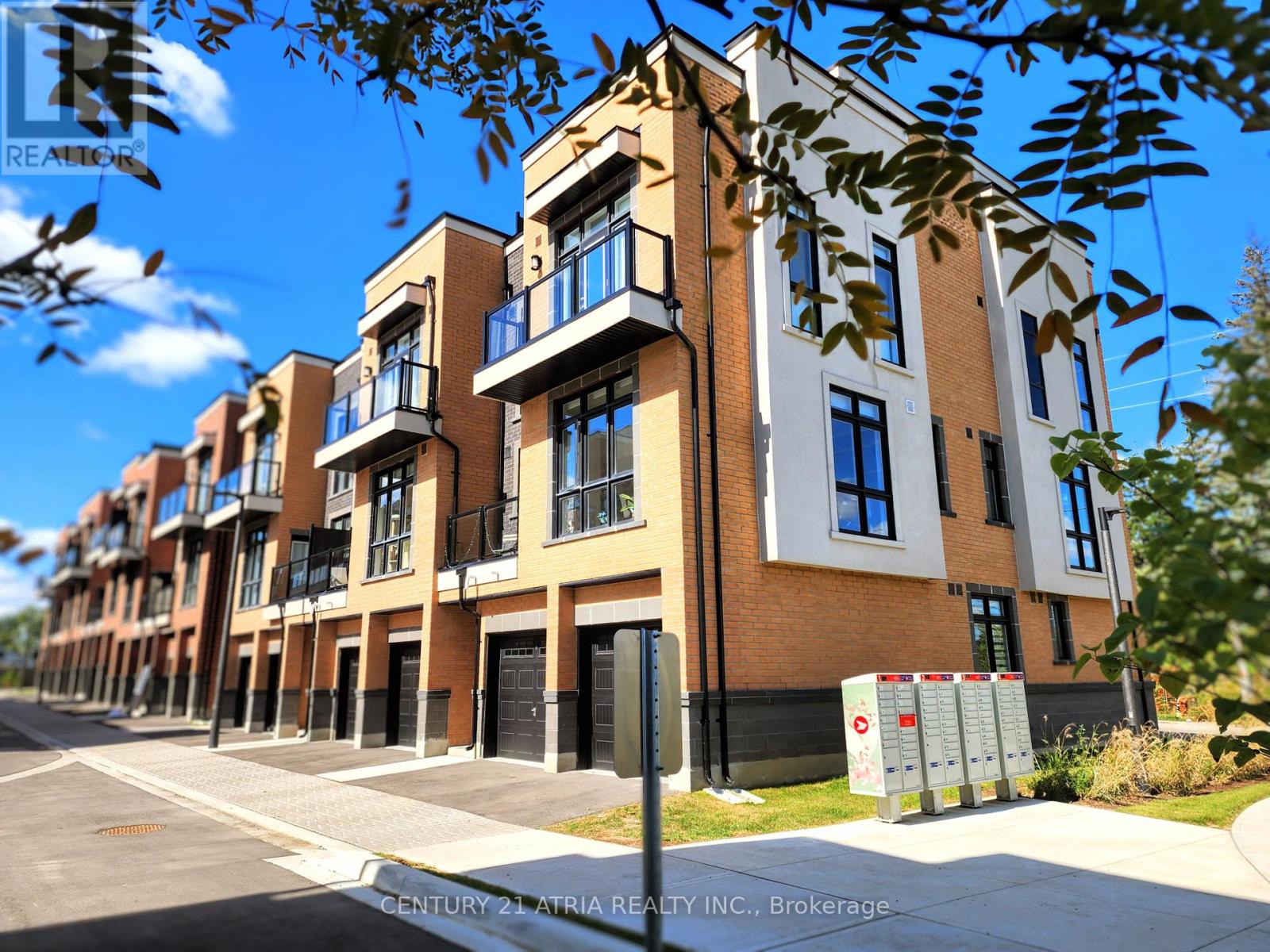 3 - 1 Bond Crescent, Richmond Hill, Ontario  L4E 1J4 - Photo 2 - N12532218